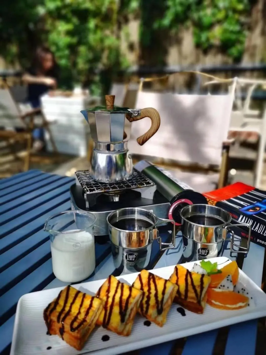 Seating area in Kunming Upland International Youth Hostel near the city center ,2 mins walk to the subway, 2 mins walk to the Green Lake, Close to Yuan tong Temple, Old street, Yunnan University, English-speaking service convenient payment and visa cards are accepted