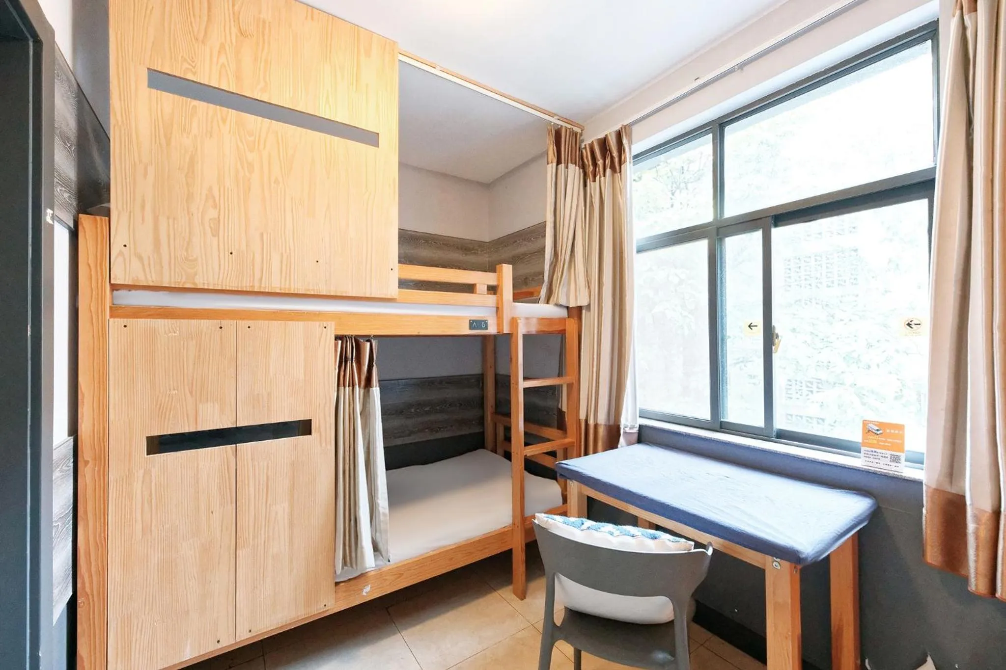 bunk bed, Bed in Kunming Upland International Youth Hostel near the city center ,2 mins walk to the subway, 2 mins walk to the Green Lake, Close to Yuan tong Temple, Old street, Yunnan University, English-speaking service convenient payment and visa cards are accepted
