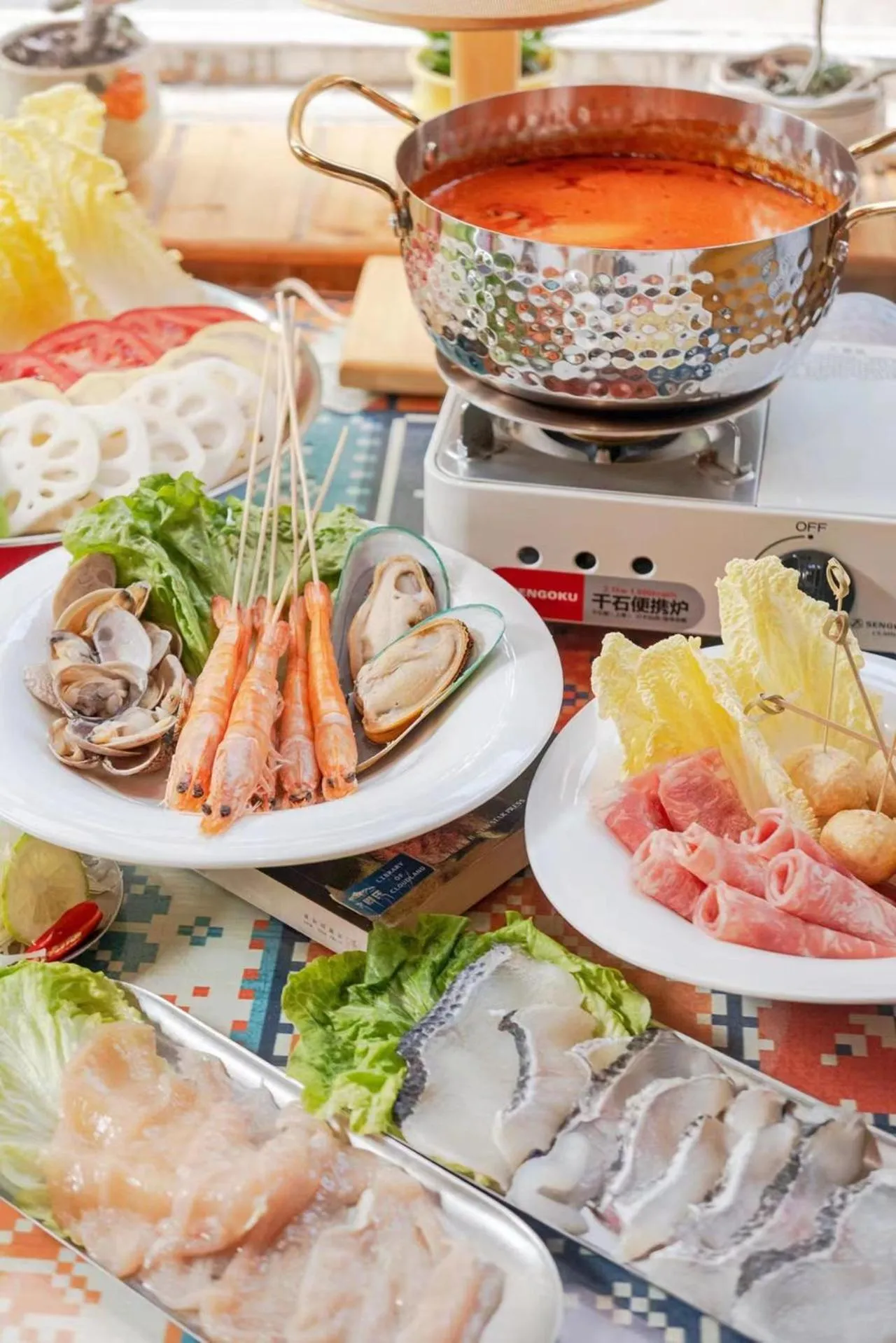 Lunch in Kunming Upland International Youth Hostel near the city center ,2 mins walk to the subway, 2 mins walk to the Green Lake, Close to Yuan tong Temple, Old street, Yunnan University, English-speaking service convenient payment and visa cards are accepted