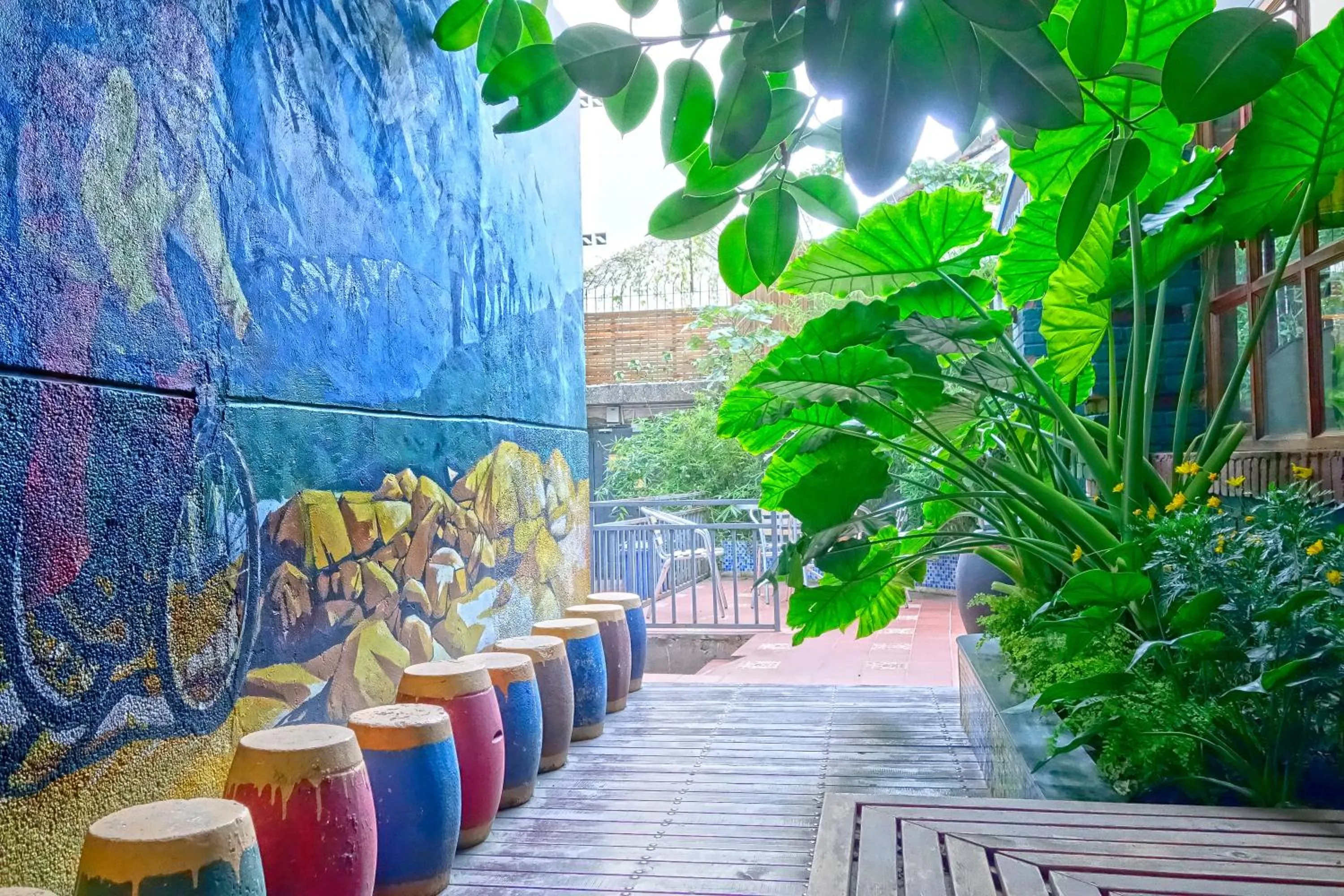 Garden in Kunming Upland International Youth Hostel near the city center ,2 mins walk to the subway, 2 mins walk to the Green Lake, Close to Yuan tong Temple, Old street, Yunnan University, English-speaking service convenient payment and visa cards are accepted