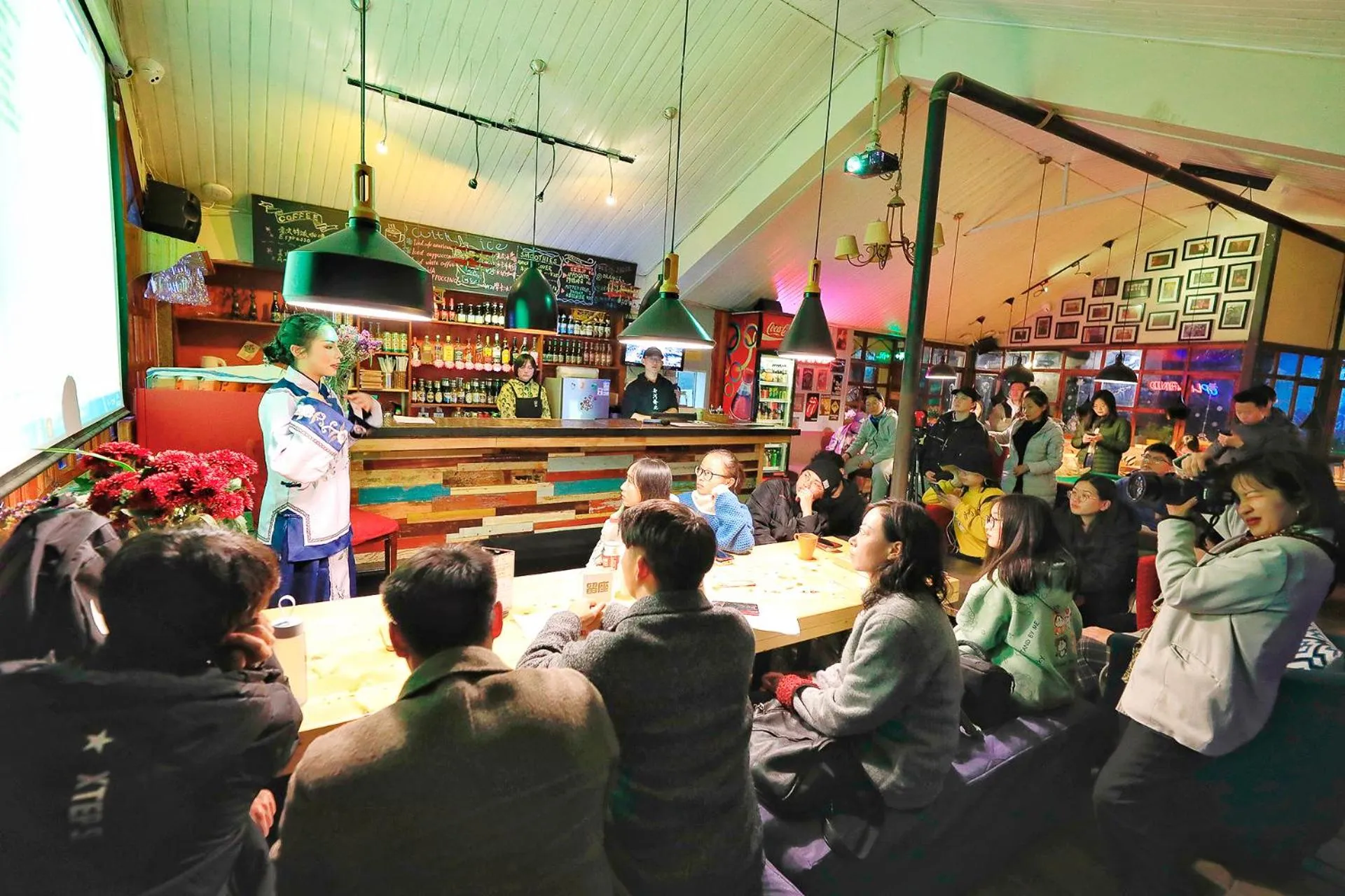 Activities in Kunming Upland International Youth Hostel near the city center ,2 mins walk to the subway, 2 mins walk to the Green Lake, Close to Yuan tong Temple, Old street, Yunnan University, English-speaking service convenient payment and visa cards are accepted