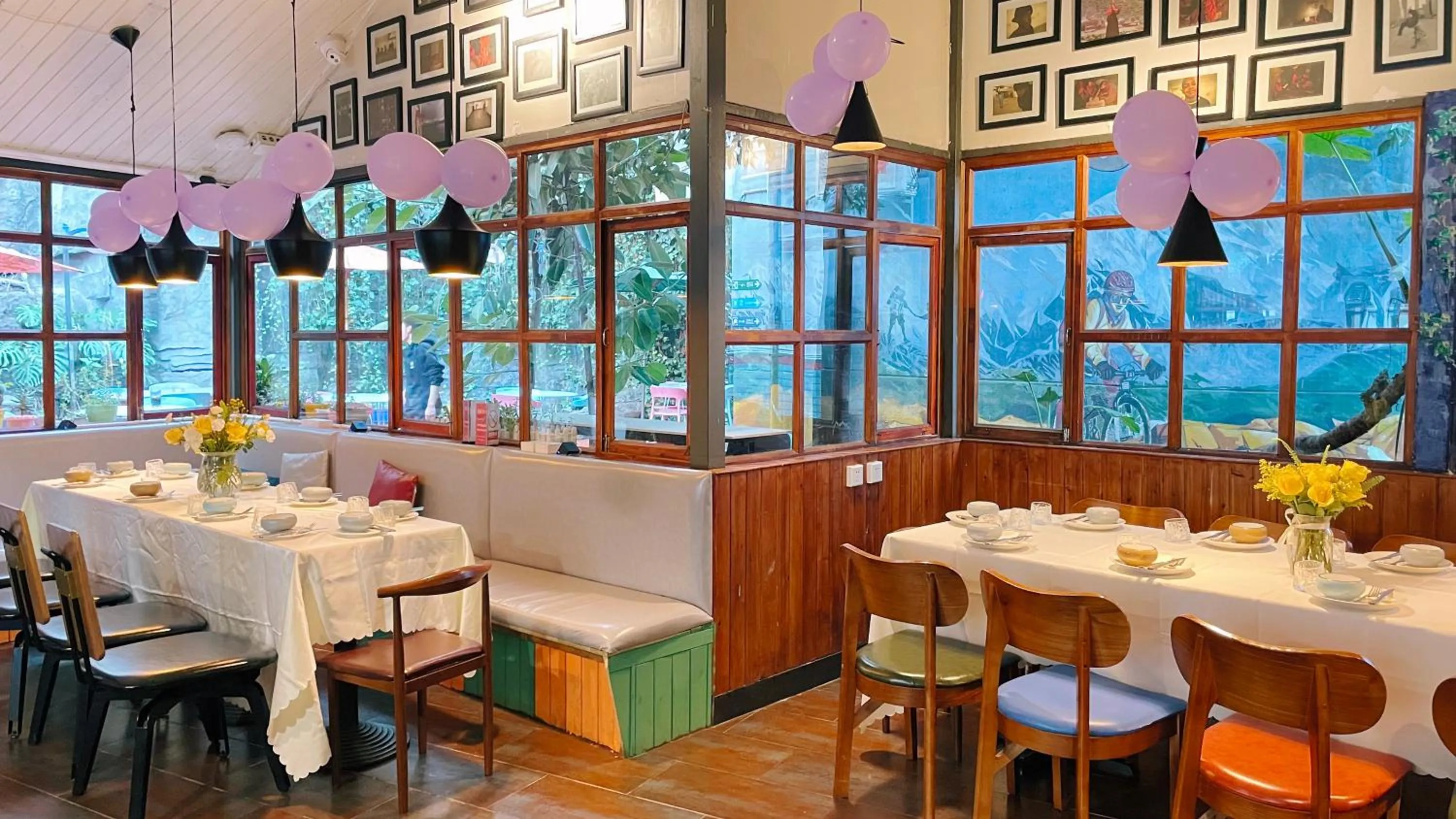 Restaurant/places to eat in Kunming Upland International Youth Hostel near the city center ,2 mins walk to the subway, 2 mins walk to the Green Lake, Close to Yuan tong Temple, Old street, Yunnan University, English-speaking service convenient payment and visa cards are accepted