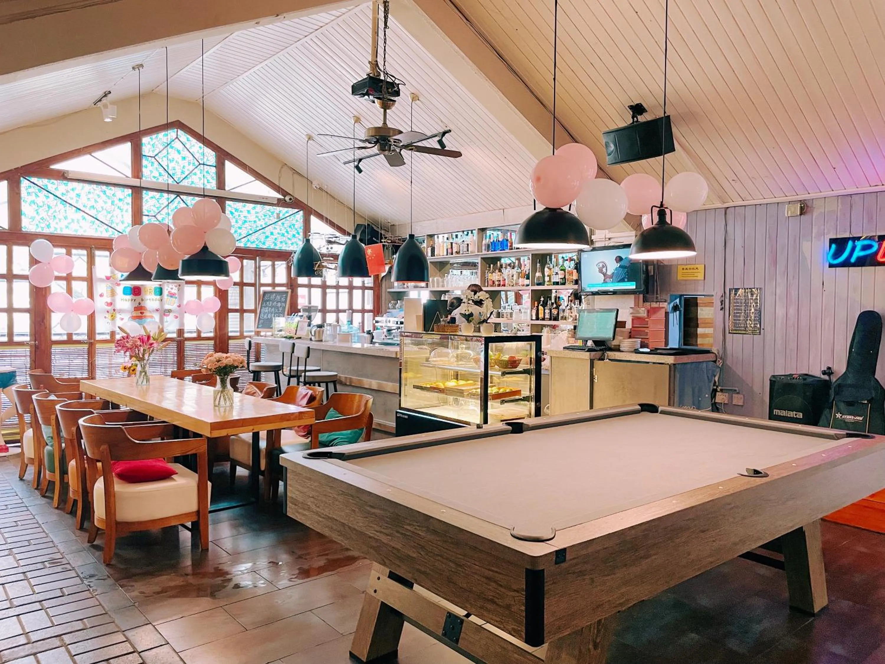 Restaurant/places to eat in Kunming Upland International Youth Hostel near the city center ,2 mins walk to the subway, 2 mins walk to the Green Lake, Close to Yuan tong Temple, Old street, Yunnan University, English-speaking service convenient payment and visa cards are accepted