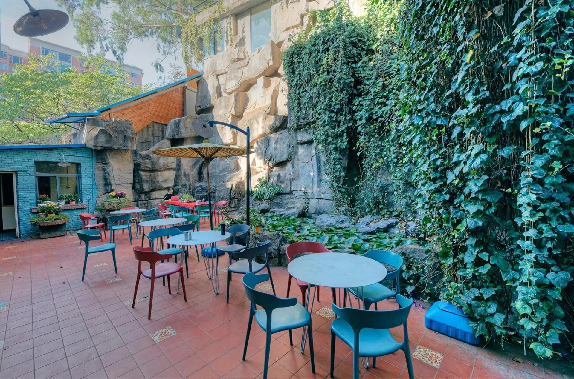 Property building in Kunming Upland International Youth Hostel near the city center ,2 mins walk to the subway, 2 mins walk to the Green Lake, Close to Yuan tong Temple, Old street, Yunnan University, English-speaking service convenient payment and visa cards are accepted