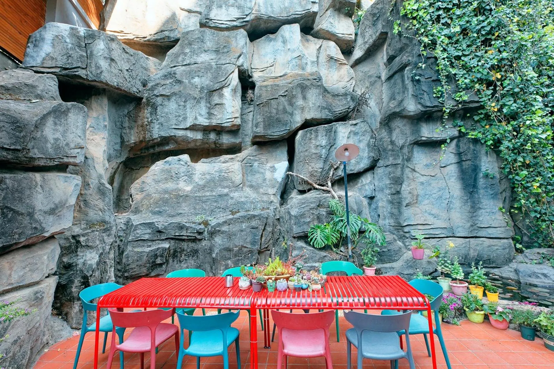 Patio in Kunming Upland International Youth Hostel near the city center ,2 mins walk to the subway, 2 mins walk to the Green Lake, Close to Yuan tong Temple, Old street, Yunnan University, English-speaking service convenient payment and visa cards are accepted