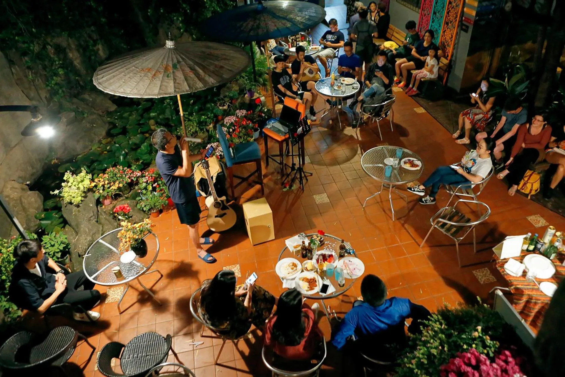 BBQ facilities in Kunming Upland International Youth Hostel near the city center ,2 mins walk to the subway, 2 mins walk to the Green Lake, Close to Yuan tong Temple, Old street, Yunnan University, English-speaking service convenient payment and visa cards are accepted