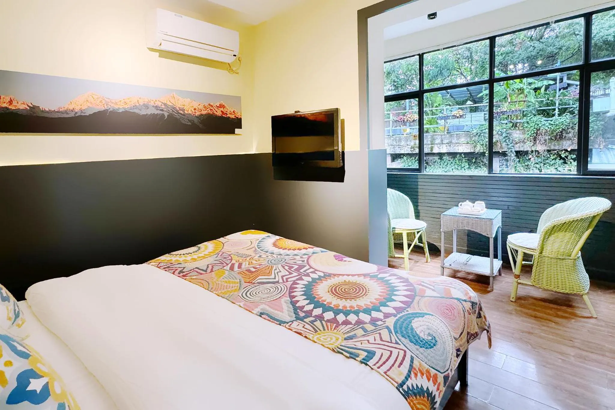 Photo of the whole room, Bed in Kunming Upland International Youth Hostel near the city center ,2 mins walk to the subway, 2 mins walk to the Green Lake, Close to Yuan tong Temple, Old street, Yunnan University, English-speaking service convenient payment and visa cards are accepted