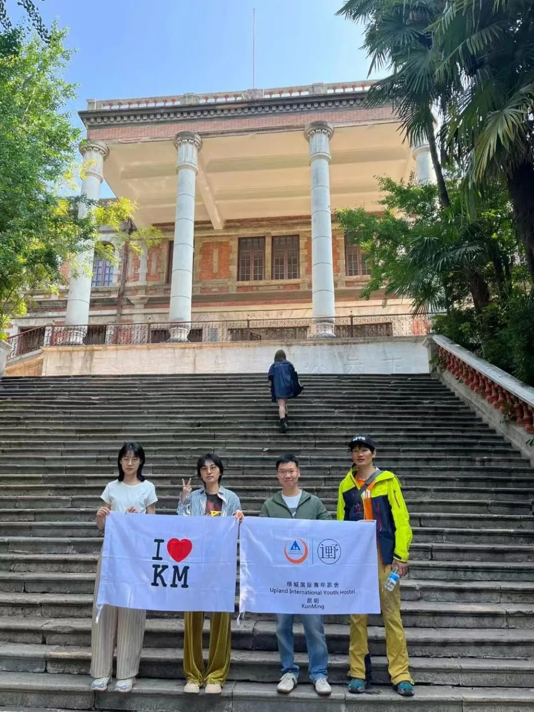 Property building in Kunming Upland International Youth Hostel near the city center ,2 mins walk to the subway, 2 mins walk to the Green Lake, Close to Yuan tong Temple, Old street, Yunnan University, English-speaking service convenient payment and visa cards are accepted