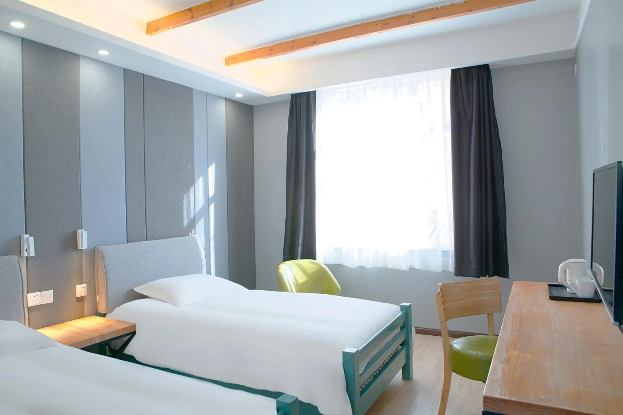 Bed in The Cloudland International Youth Hostel Close to the city center,15 min walks to the subway, Close to the night market, old street, green lake, English-speaking service, free Activity convenient payment and visa cards are accepted