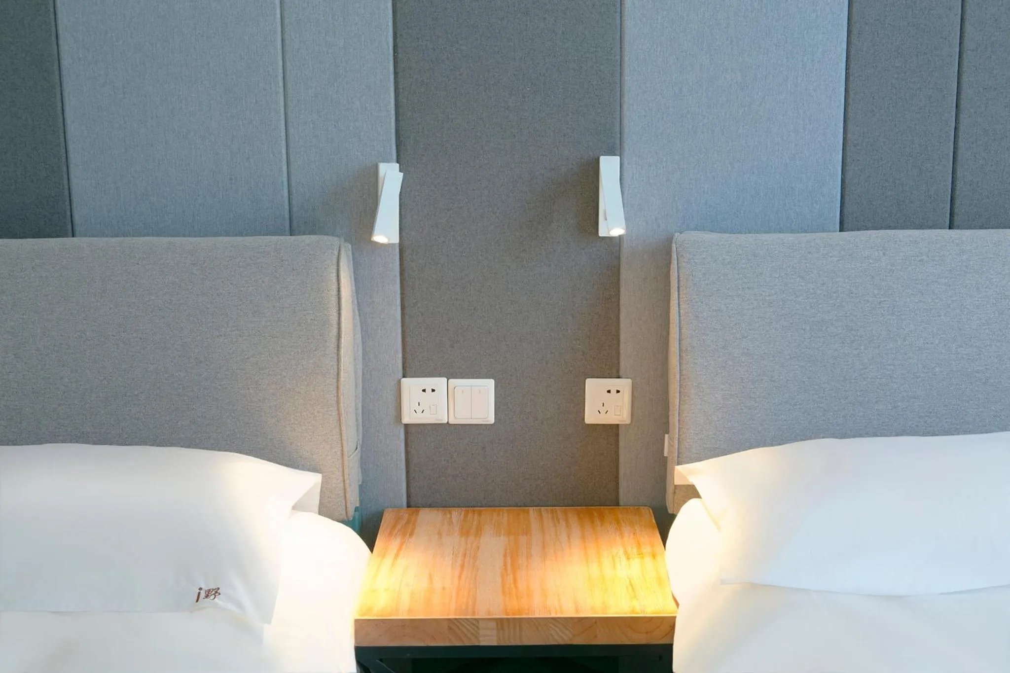 Bed in The Cloudland International Youth Hostel Close to the city center,15 min walks to the subway, Close to the night market, old street, green lake, English-speaking service, free Activity convenient payment and visa cards are accepted