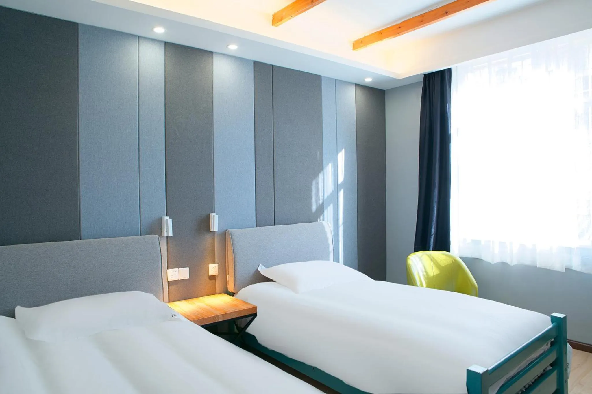 Bed in The Cloudland International Youth Hostel Close to the city center,15 min walks to the subway, Close to the night market, old street, green lake, English-speaking service, free Activity convenient payment and visa cards are accepted