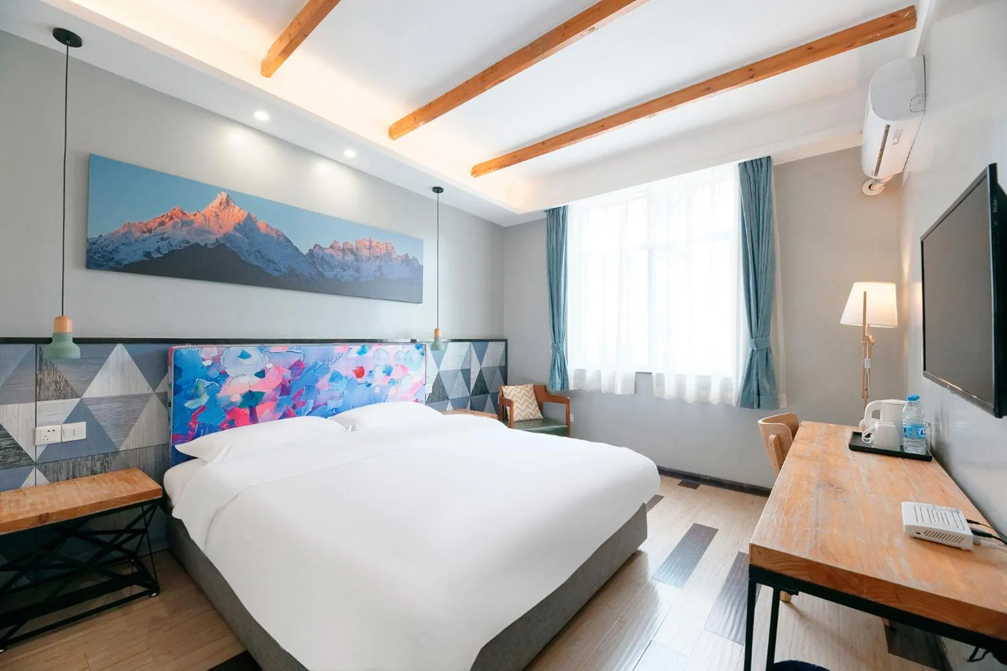 Bed in The Cloudland International Youth Hostel Close to the city center,15 min walks to the subway, Close to the night market, old street, green lake, English-speaking service, free Activity convenient payment and visa cards are accepted