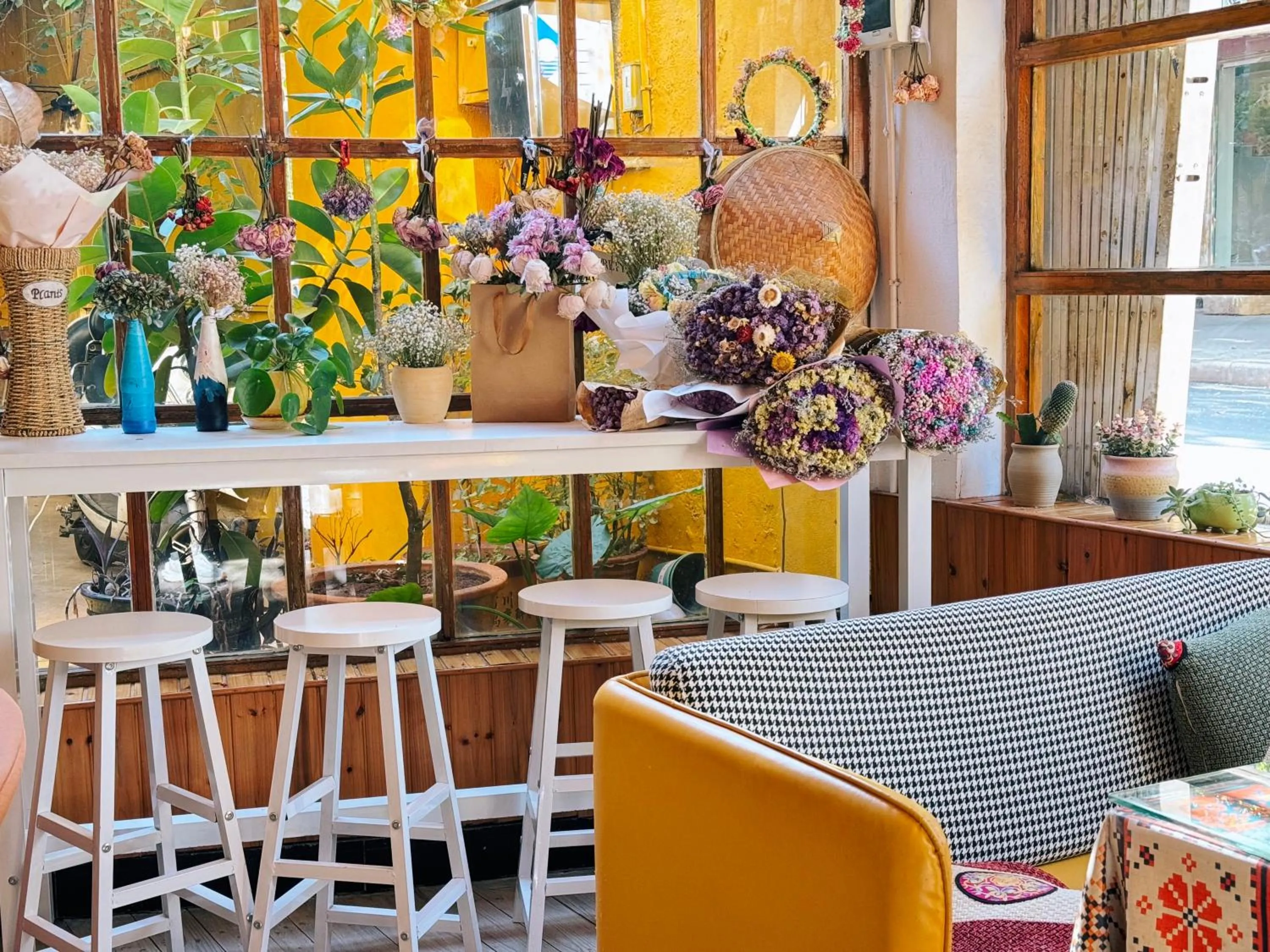 Restaurant/places to eat in The Cloudland International Youth Hostel Close to the city center,15 min walks to the subway, Close to the night market, old street, green lake, English-speaking service, free Activity convenient payment and visa cards are accepted