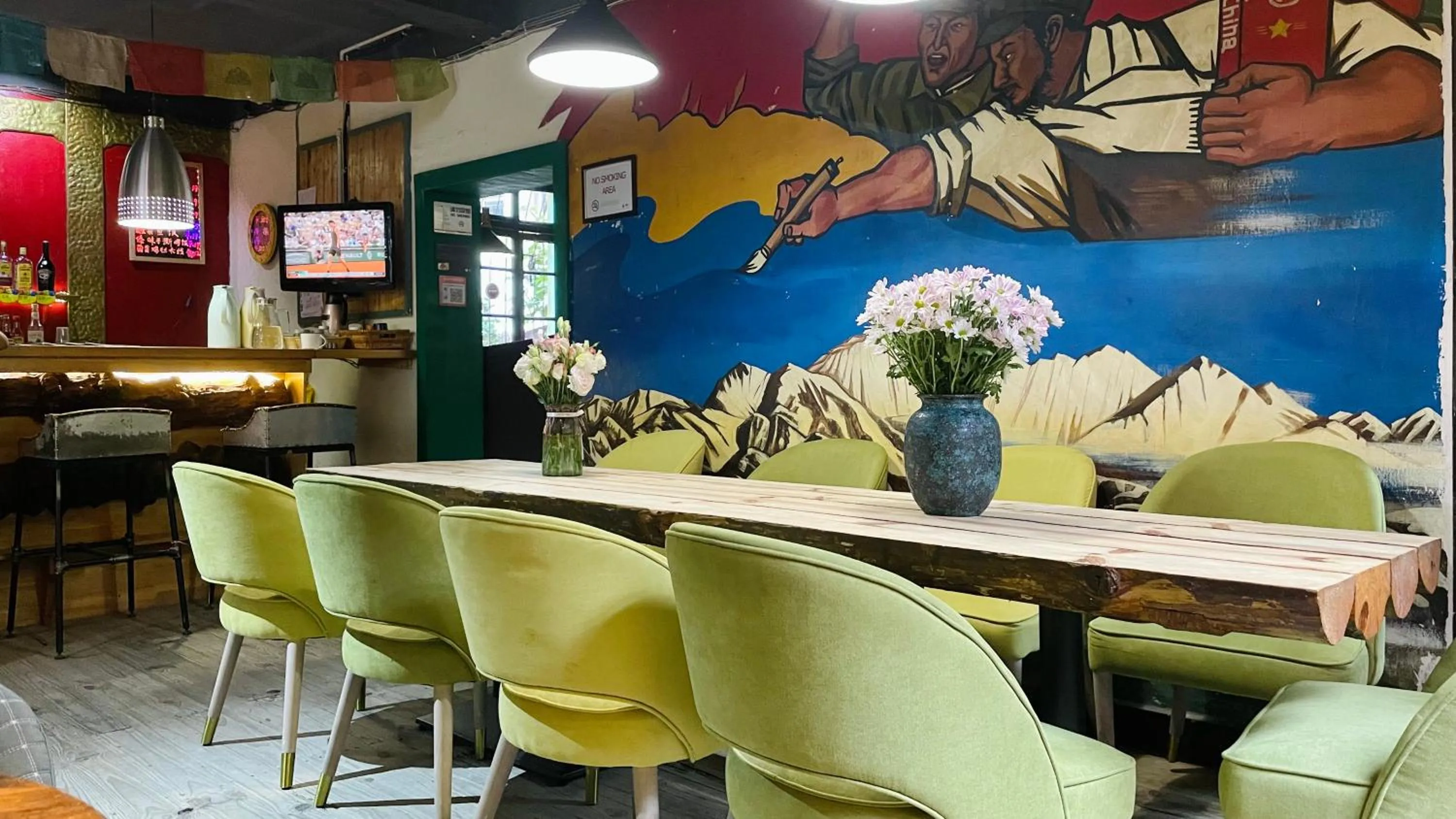 Restaurant/places to eat in The Cloudland International Youth Hostel Close to the city center,15 min walks to the subway, Close to the night market, old street, green lake, English-speaking service, free Activity convenient payment and visa cards are accepted