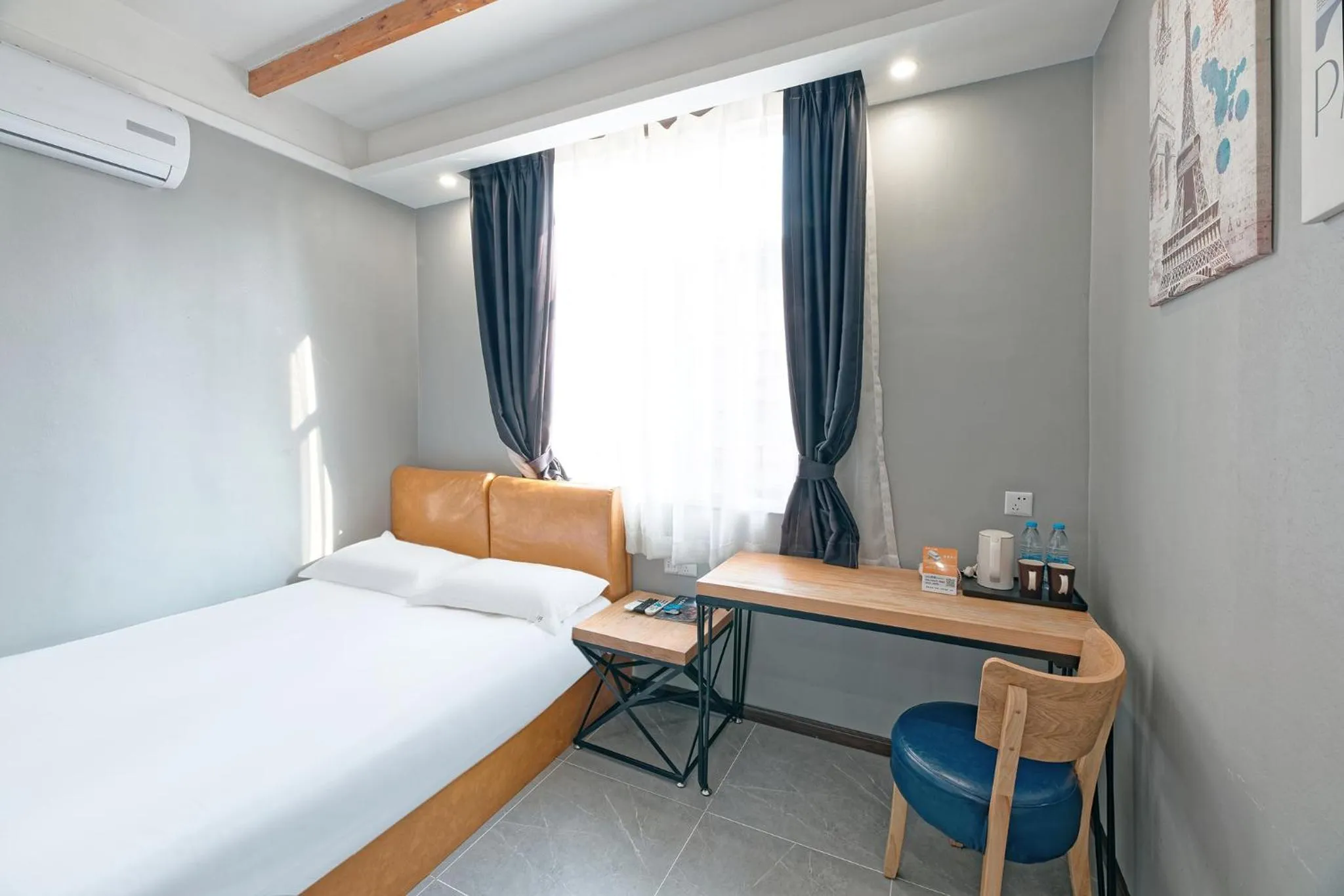 Bed in The Cloudland International Youth Hostel Close to the city center,15 min walks to the subway, Close to the night market, old street, green lake, English-speaking service, free Activity convenient payment and visa cards are accepted