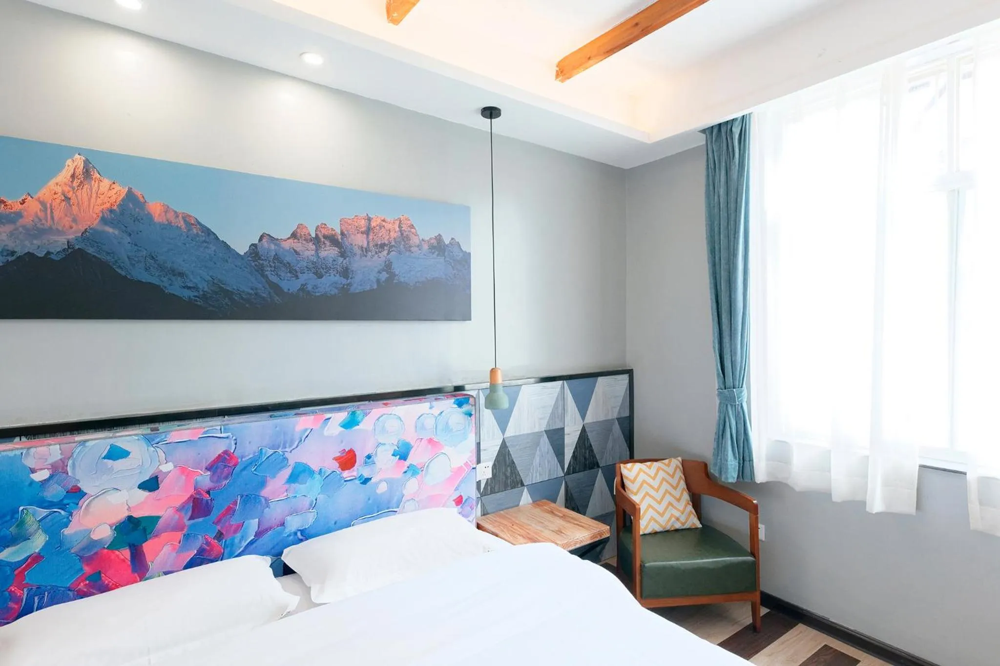 Bed in The Cloudland International Youth Hostel Close to the city center,15 min walks to the subway, Close to the night market, old street, green lake, English-speaking service, free Activity convenient payment and visa cards are accepted