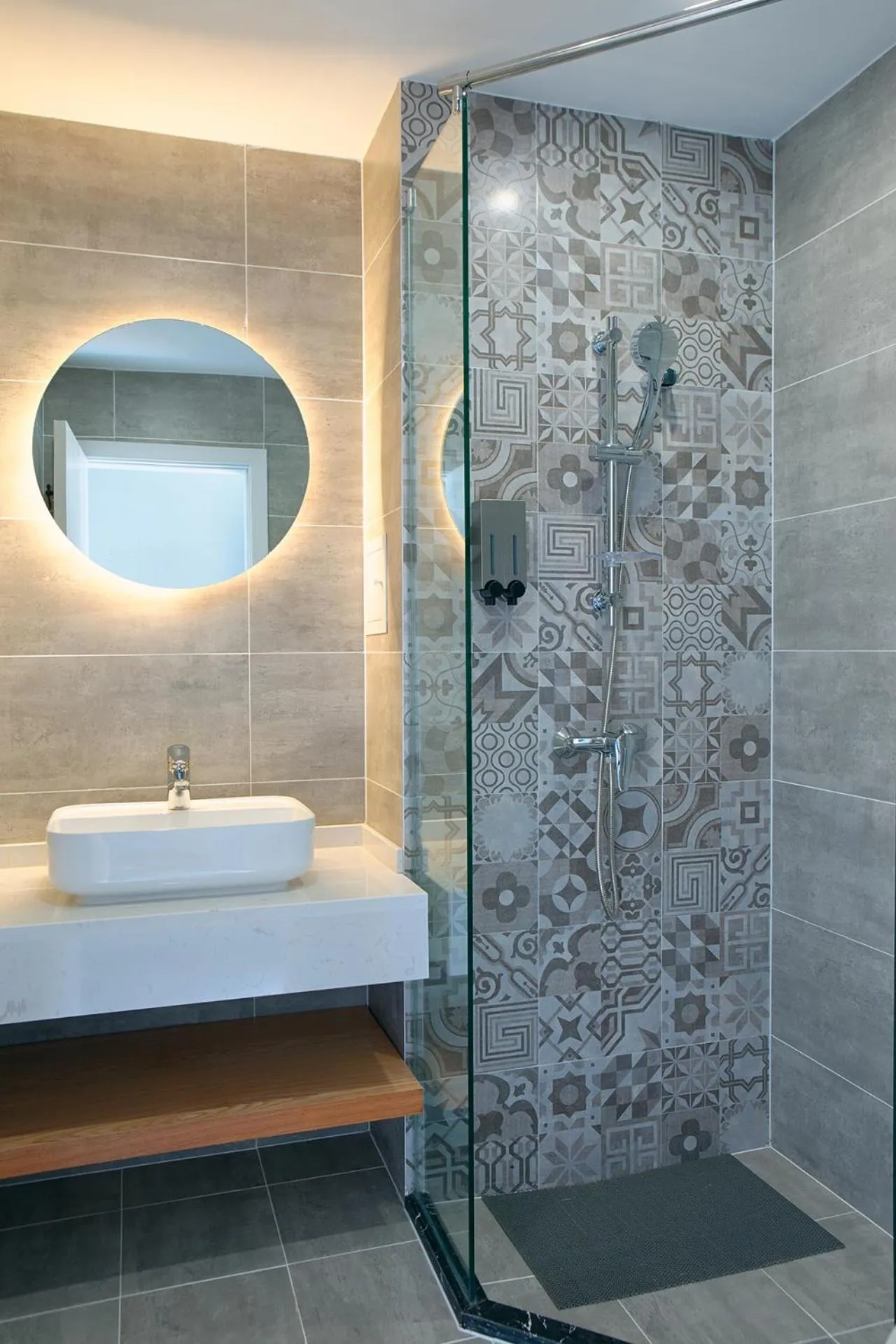 Shower in The Cloudland International Youth Hostel Close to the city center,15 min walks to the subway, Close to the night market, old street, green lake, English-speaking service, free Activity convenient payment and visa cards are accepted