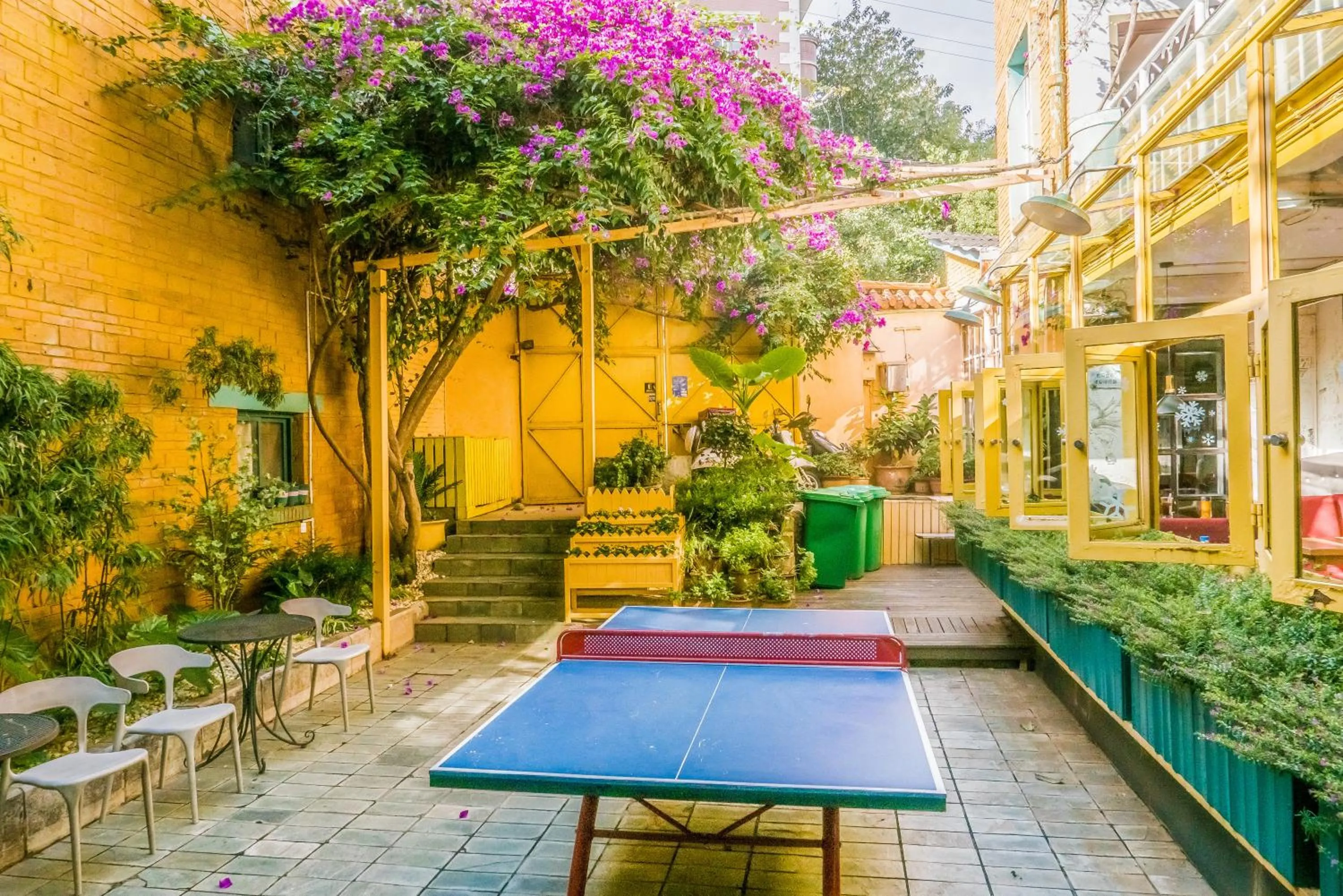 Property building in The Cloudland International Youth Hostel Close to the city center,15 min walks to the subway, Close to the night market, old street, green lake, English-speaking service, free Activity convenient payment and visa cards are accepted