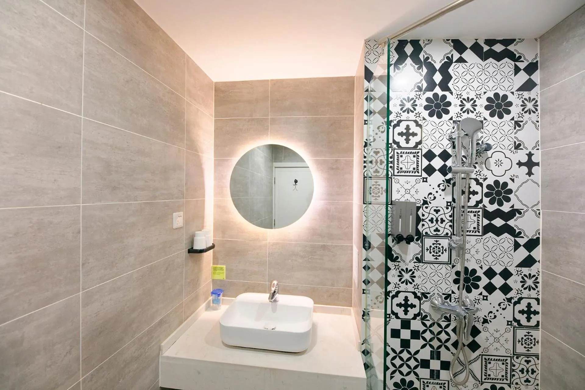 Shower in The Cloudland International Youth Hostel Close to the city center,15 min walks to the subway, Close to the night market, old street, green lake, English-speaking service, free Activity convenient payment and visa cards are accepted