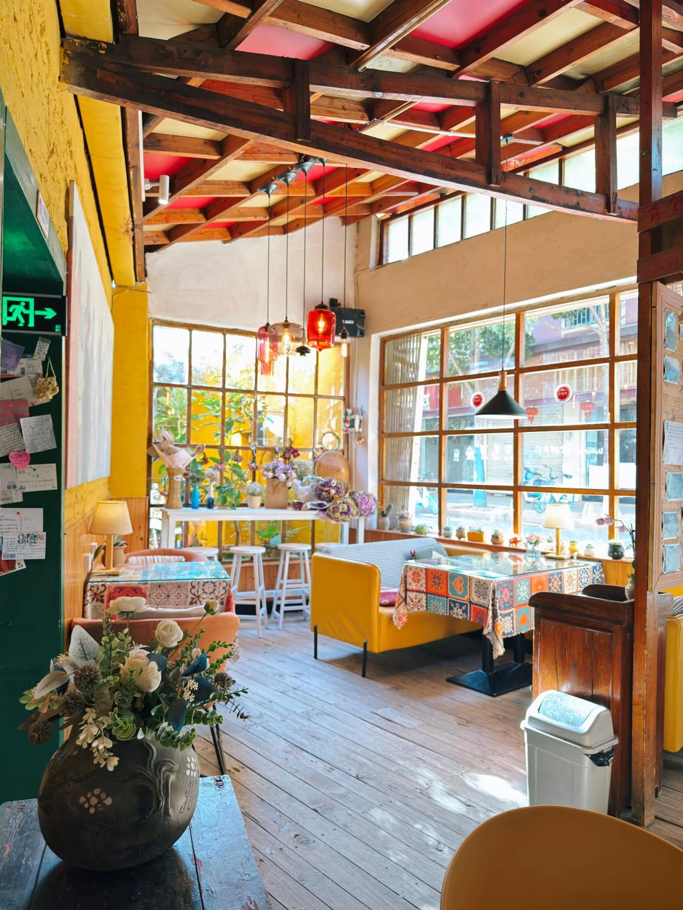 Restaurant/places to eat in The Cloudland International Youth Hostel Close to the city center,15 min walks to the subway, Close to the night market, old street, green lake, English-speaking service, free Activity convenient payment and visa cards are accepted