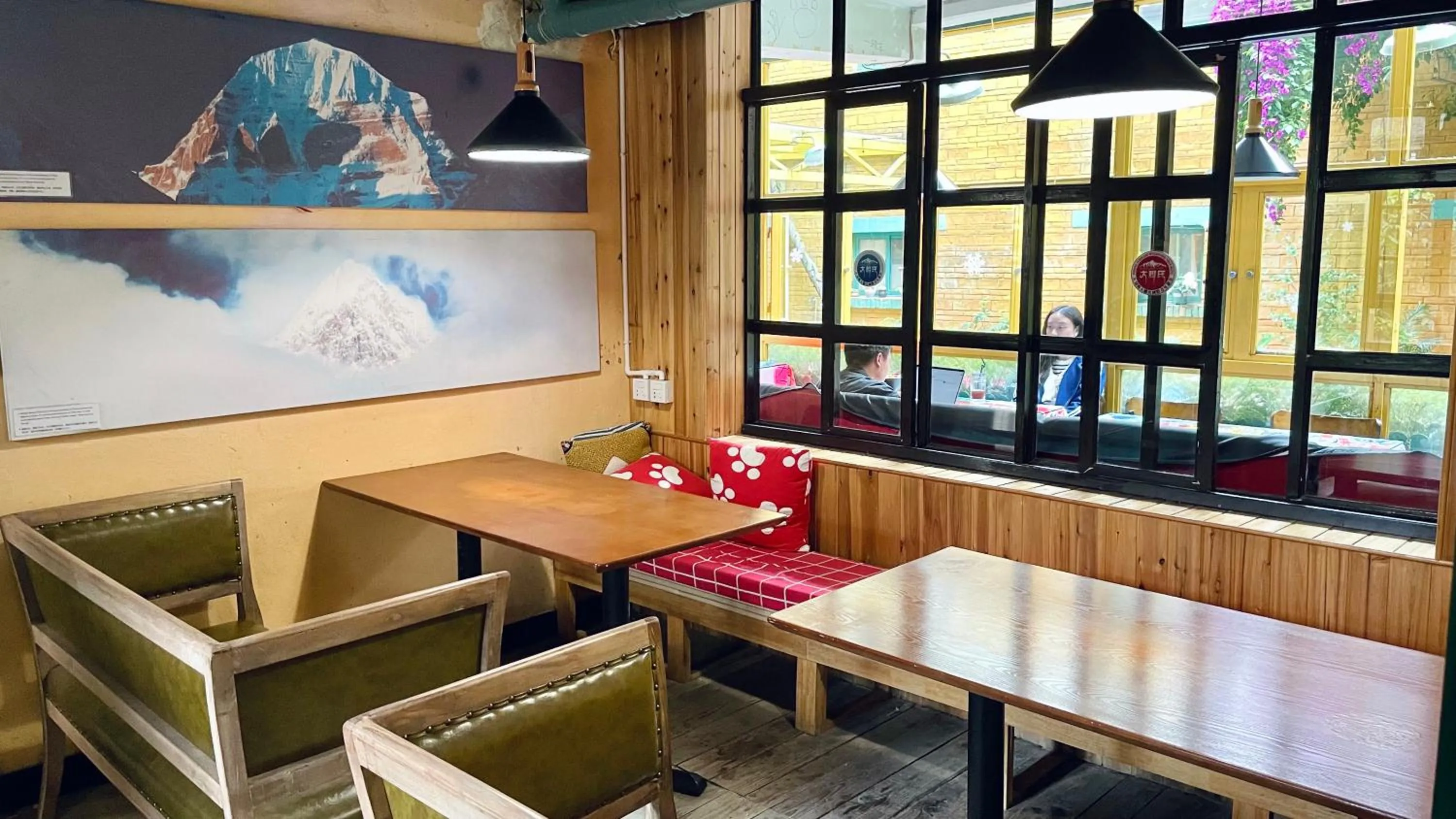 Restaurant/places to eat in The Cloudland International Youth Hostel Close to the city center,15 min walks to the subway, Close to the night market, old street, green lake, English-speaking service, free Activity convenient payment and visa cards are accepted