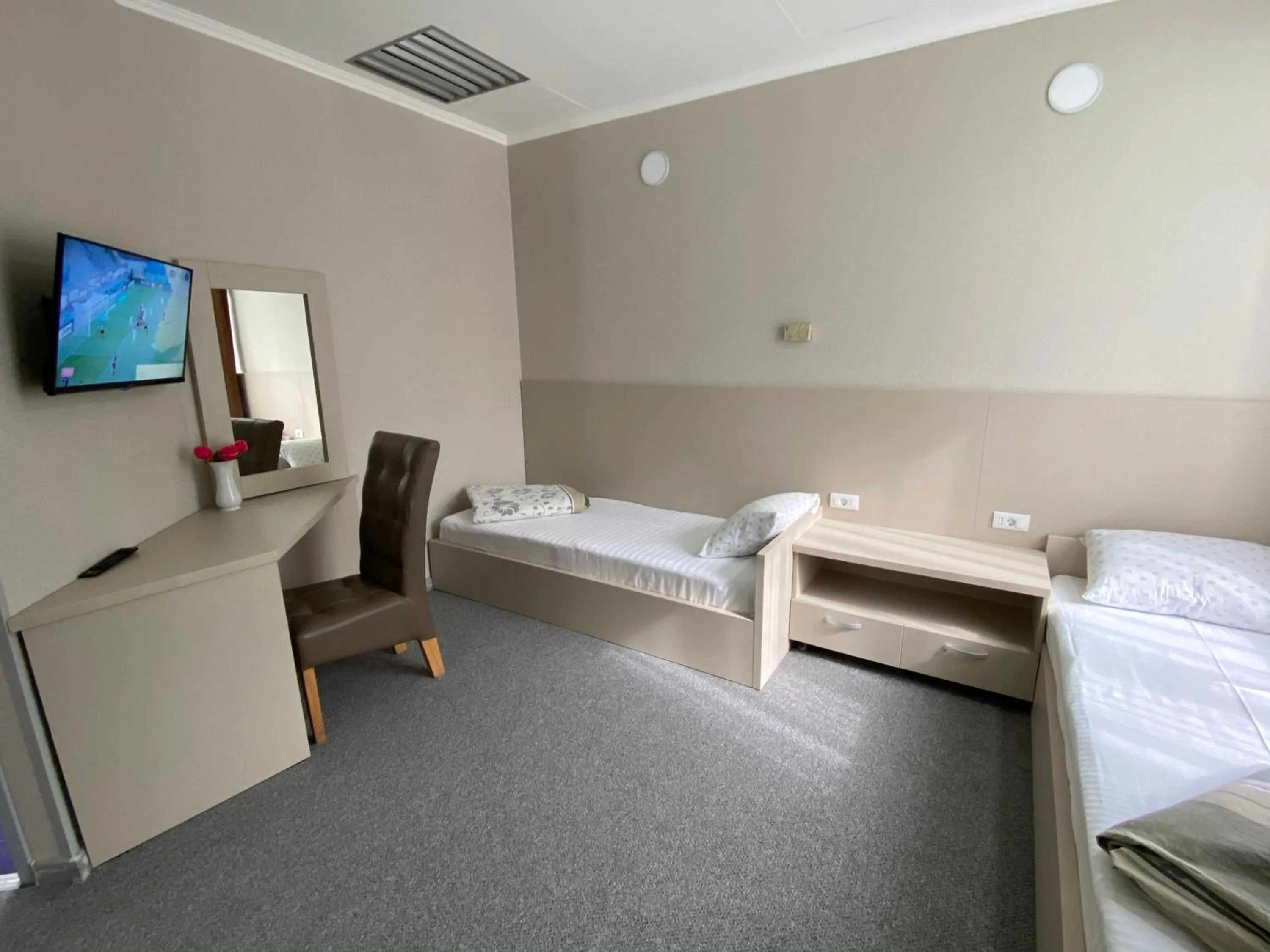 Photo of the whole room, Bed in Motel Carmen