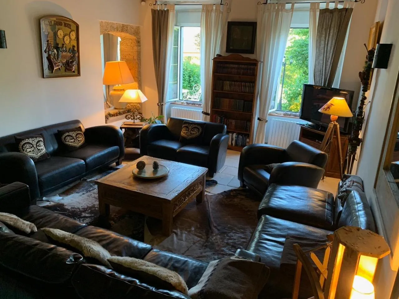 Communal lounge/ TV room in Domaine du Manoir