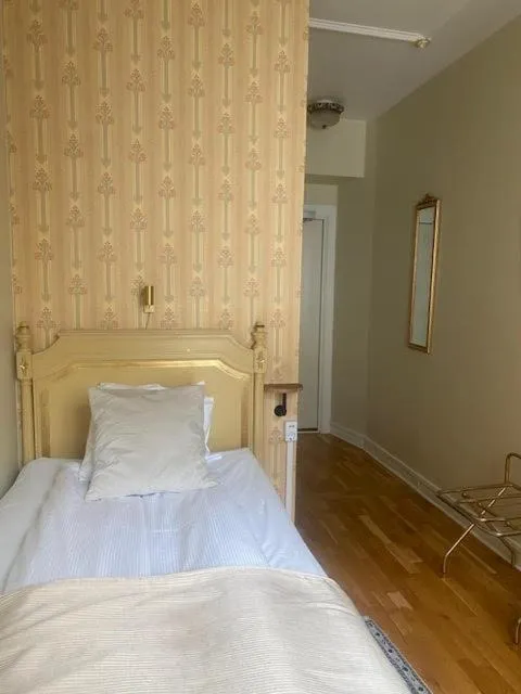 Bed in Mayfair Hotel Tunneln