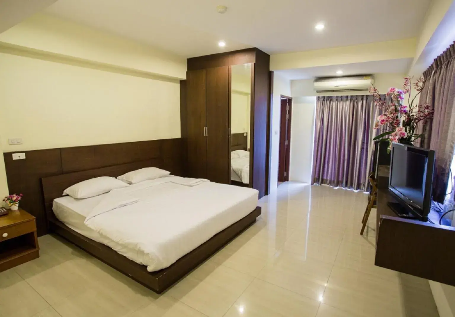 Bed, TV/Entertainment Center in The Loft Resort Bangkok
