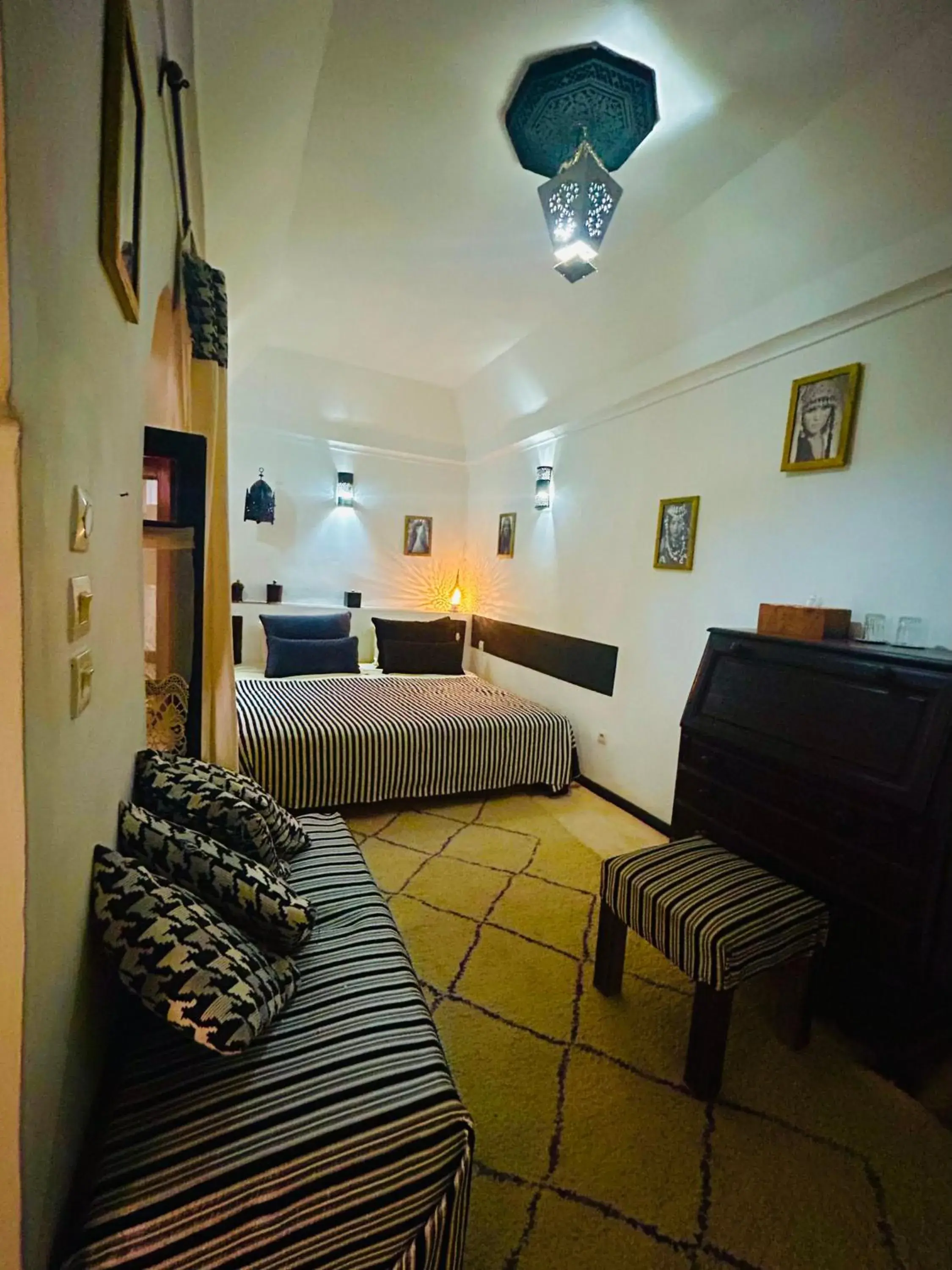 Photo of the whole room, Bed in Riad Alamine