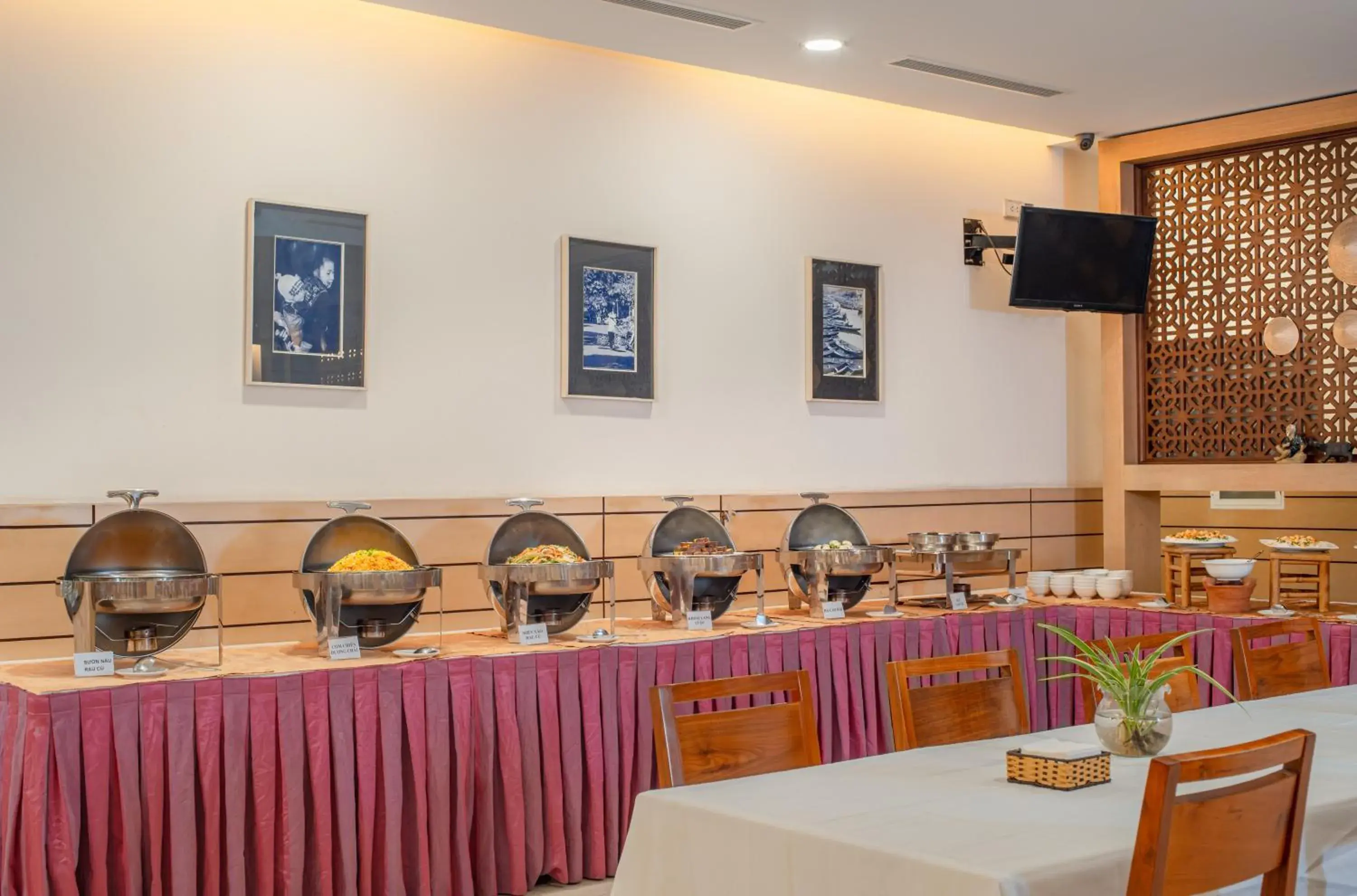 Restaurant/places to eat in Nhi Phi Hotel Restaurant/places to eat in Nhi Phi Hotel