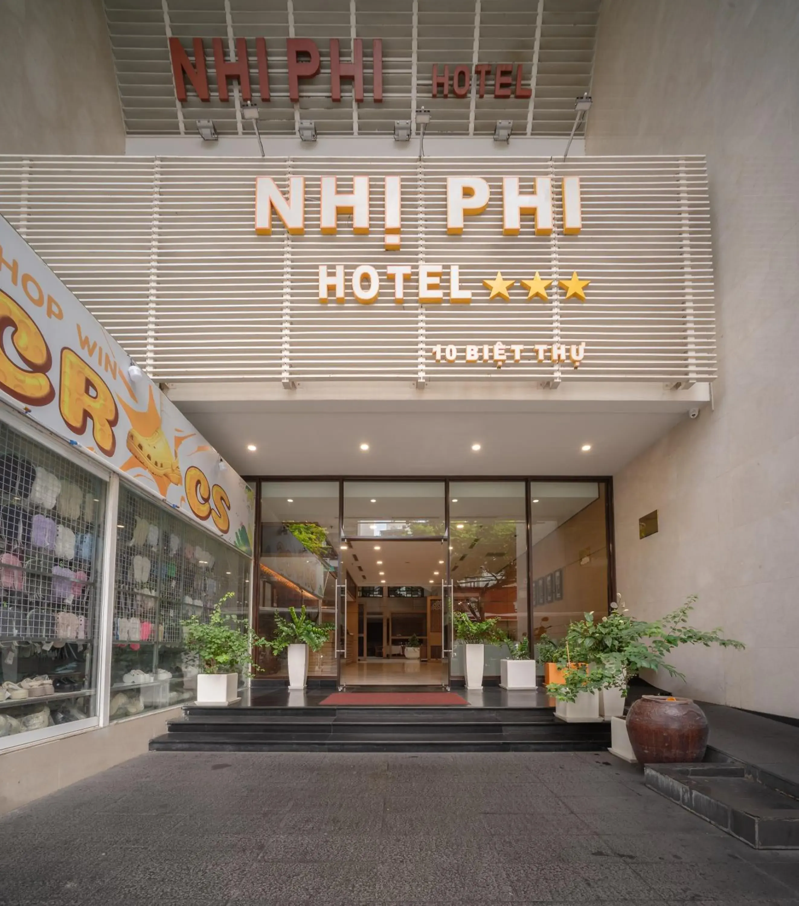 Facade/entrance in Nhi Phi Hotel Facade/entrance in Nhi Phi Hotel