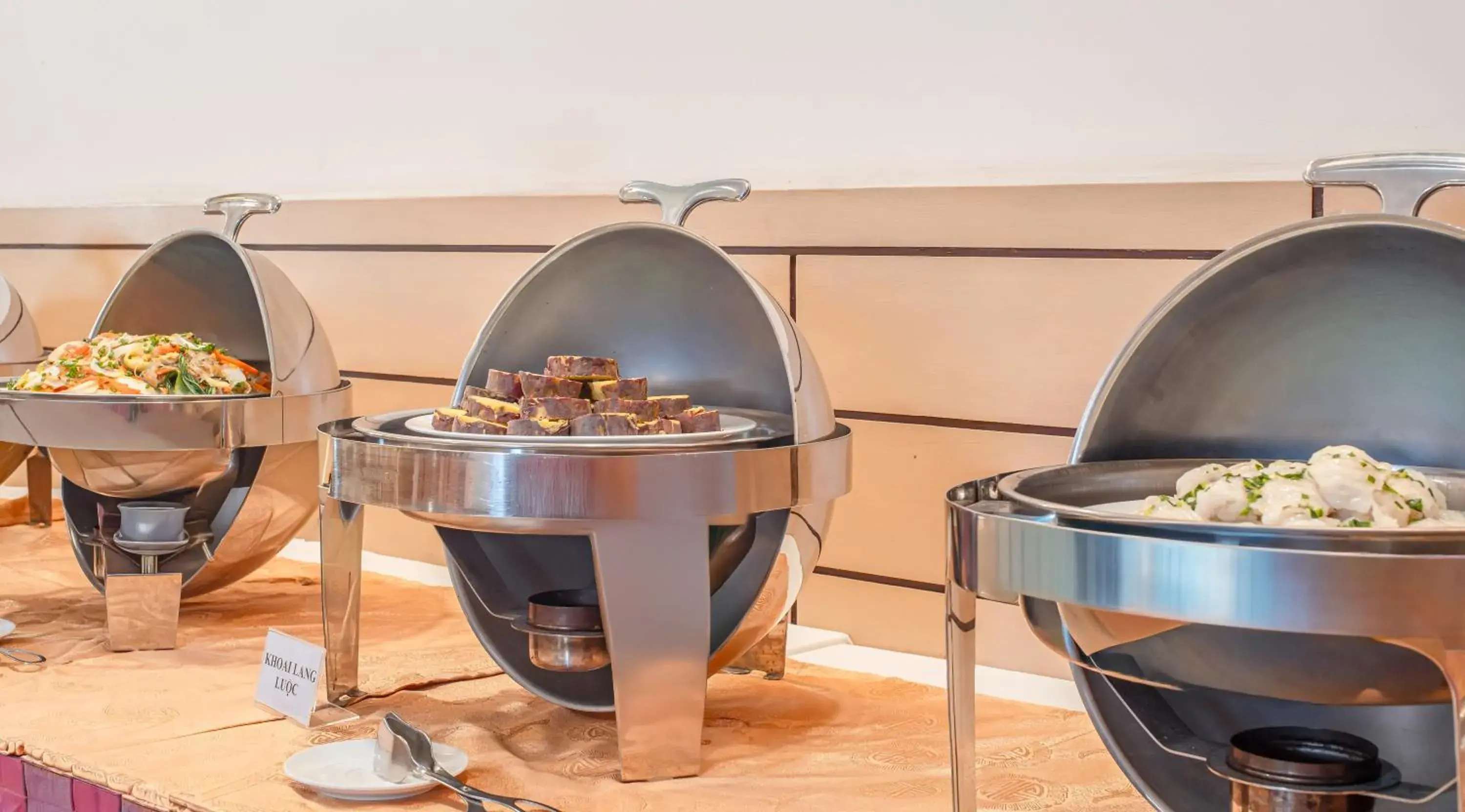 Food and drinks in Nhi Phi Hotel Food and drinks in Nhi Phi Hotel