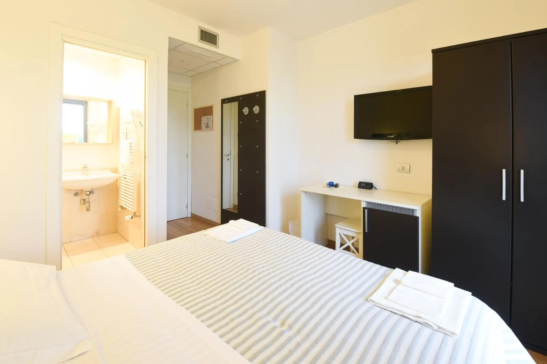 Photo of the whole room, Bed in Daglingegneri