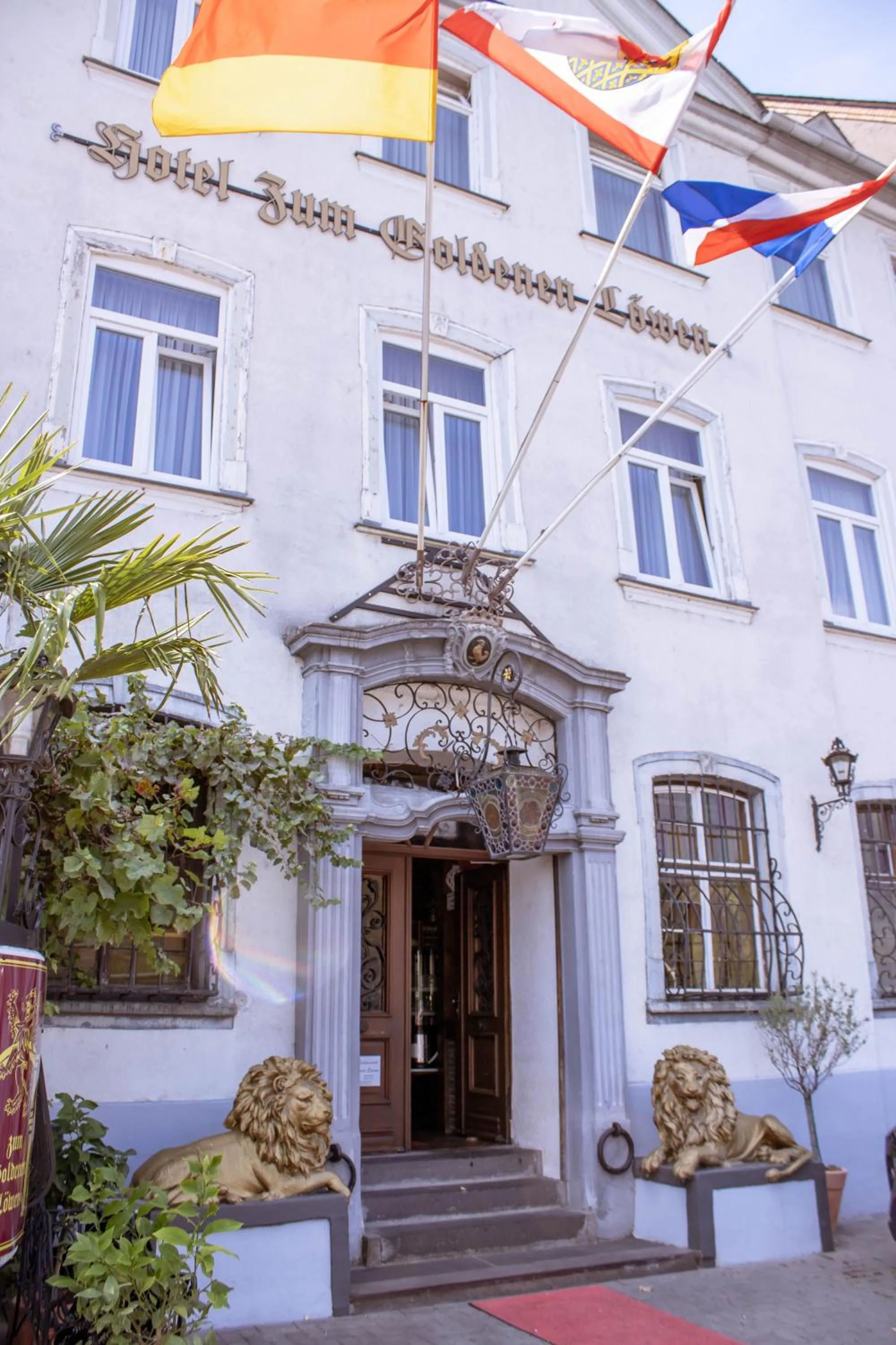 Hotel zum Goldenen Löwen - Restaurant - Panoramabar - Terrassen - Events - Rheinblick - Geschichte seit 1728