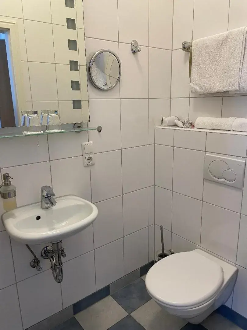 Double Room in Hotel zum Goldenen Löwen - Restaurant - Panoramabar - Terrassen - Events - Rheinblick - Geschichte seit 1728 Double Room in Hotel zum Goldenen Löwen - Restaurant - Panoramabar - Terrassen - Events - Rheinblick - Geschichte seit 1728