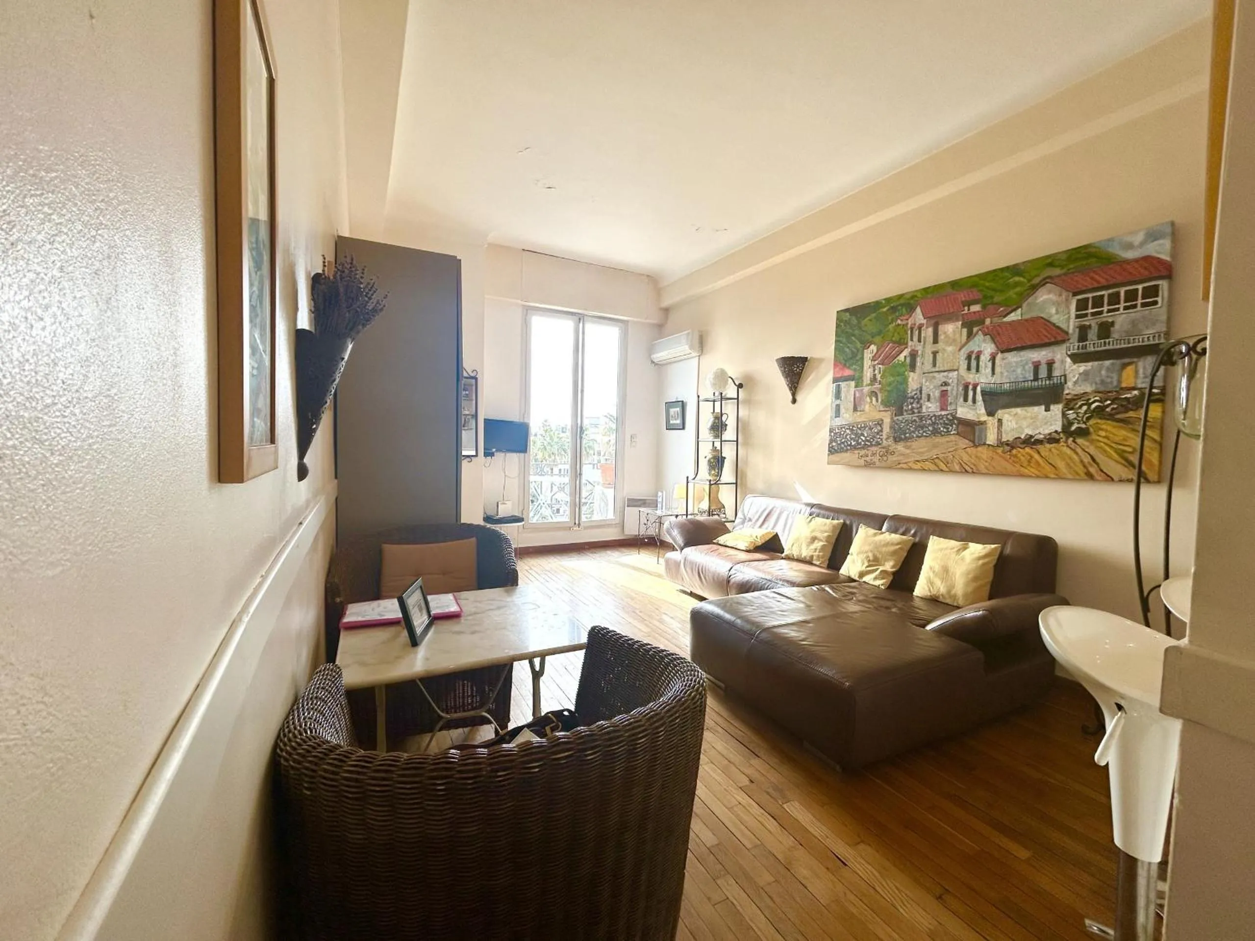 Communal lounge/ TV room in ApartHotel Riviera - Nice Côte d'Azur - Grimaldi AC - Promenade des Anglais