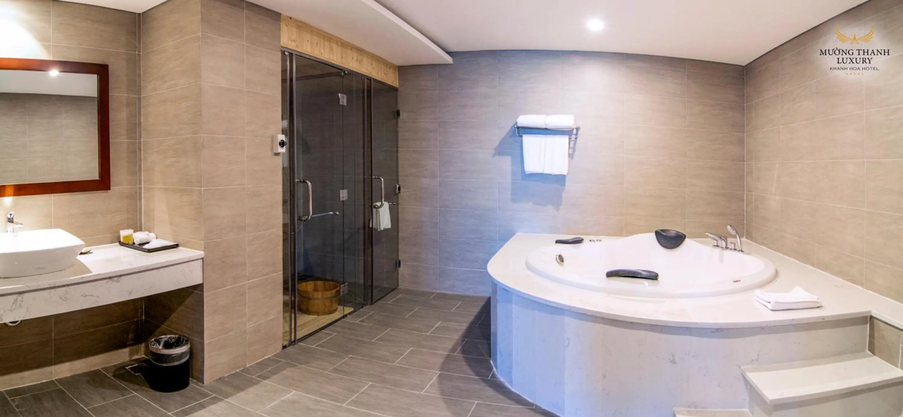 Shower in Muong Thanh Luxury Khanh Hoa
