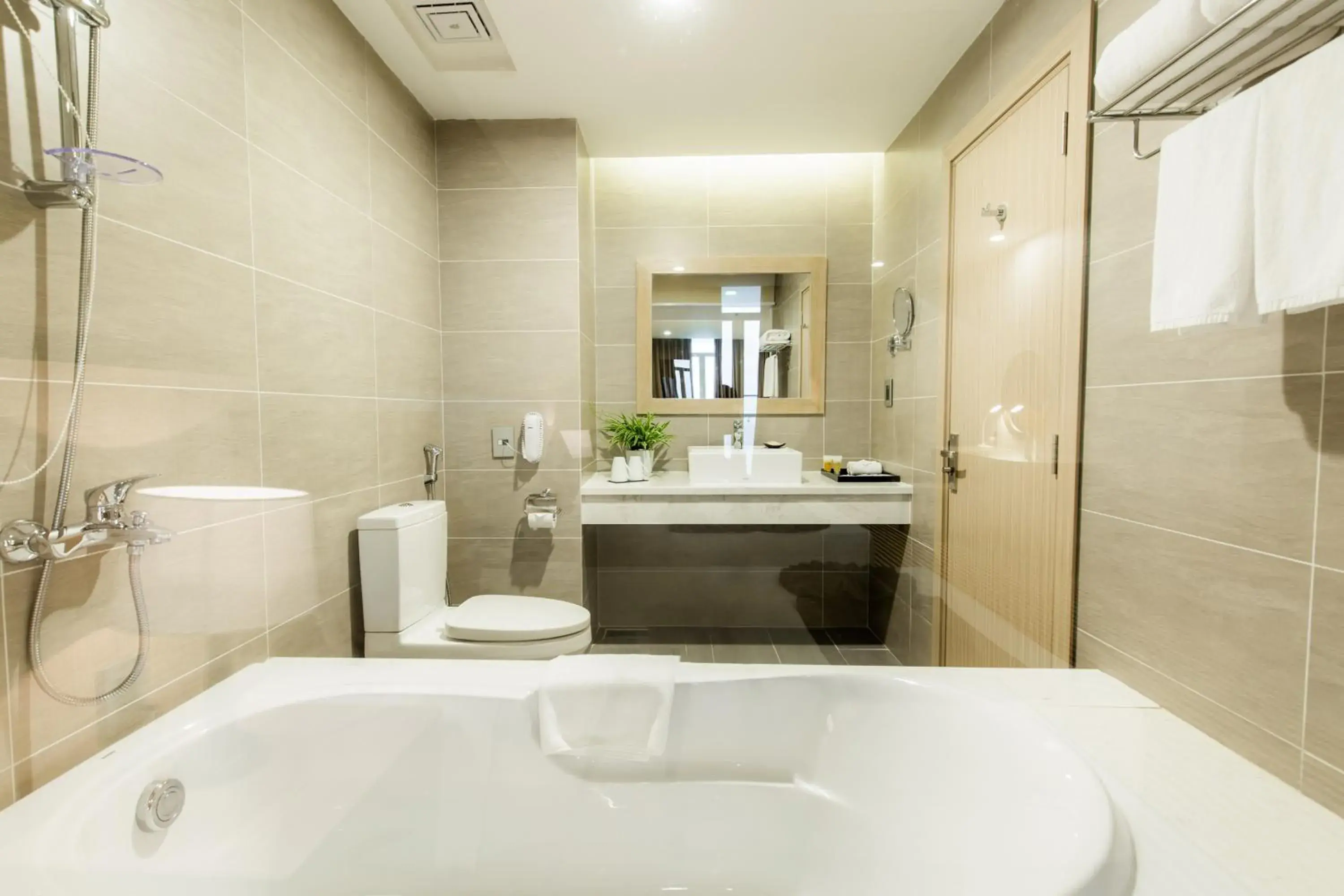 Deluxe Triple Room with Sea View in Muong Thanh Luxury Khanh Hoa Deluxe Triple Room with Sea View in Muong Thanh Luxury Khanh Hoa