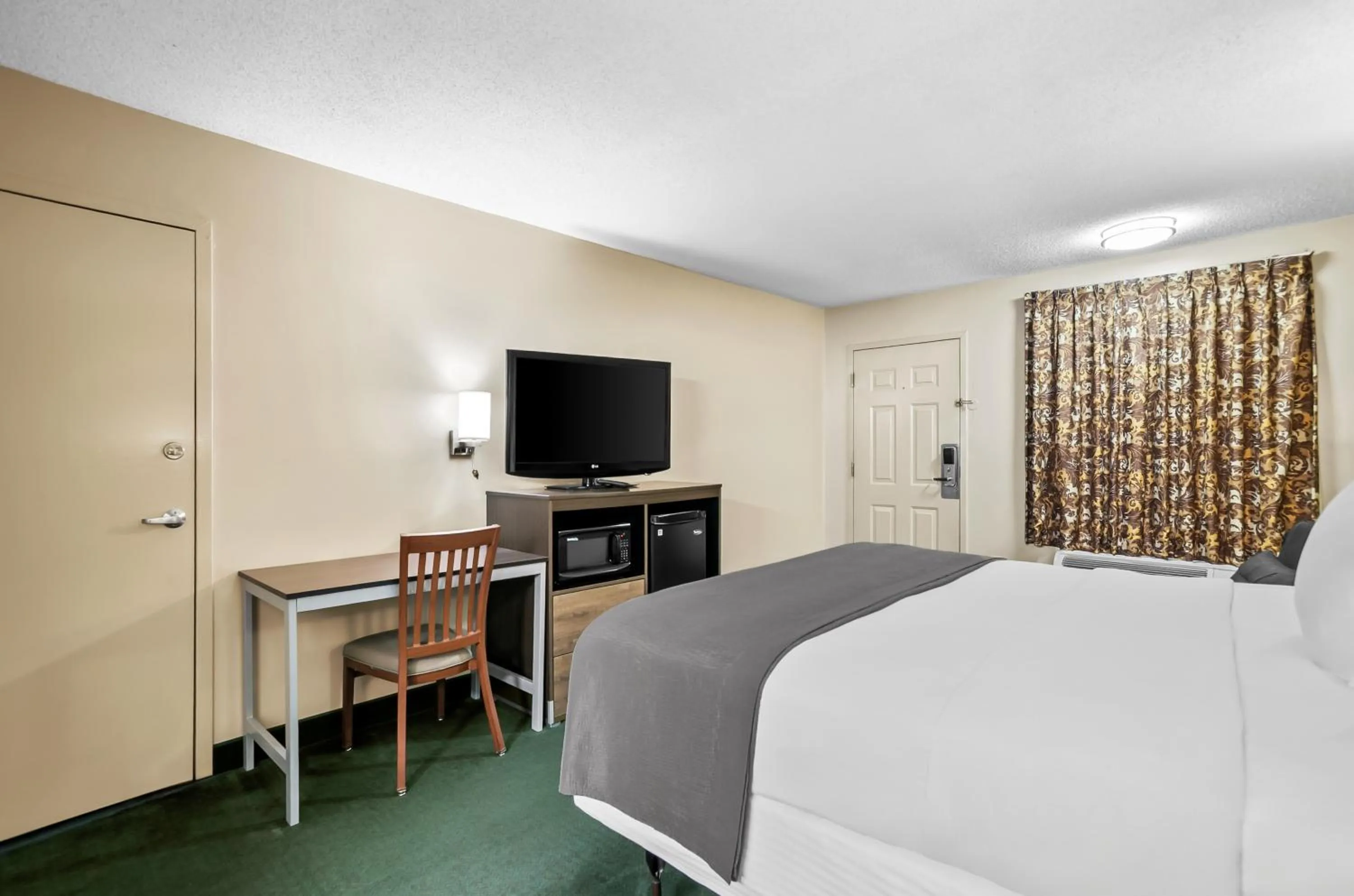 Bed in Americas Best Value Inn - Rome