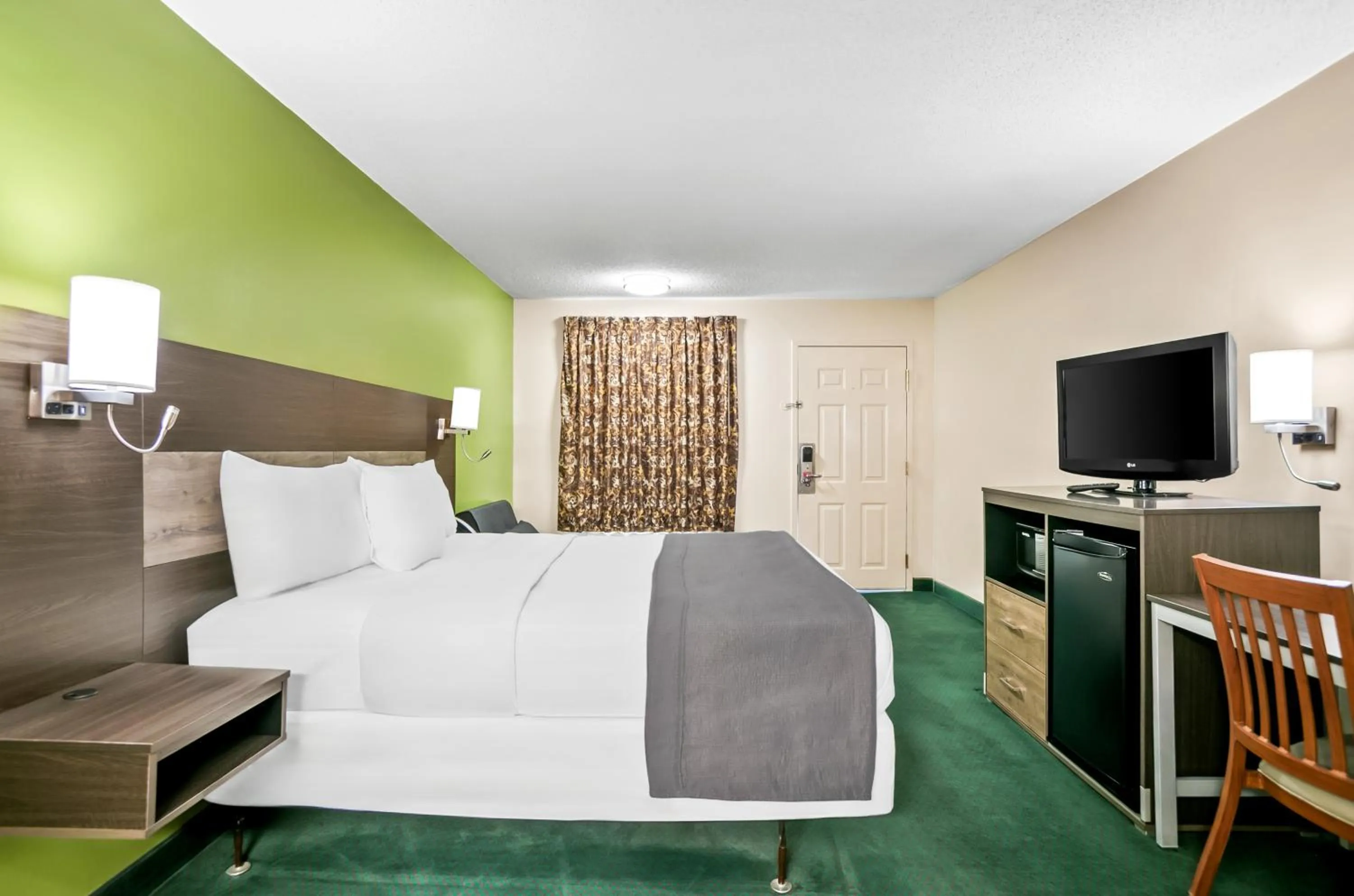 Bed in Americas Best Value Inn - Rome