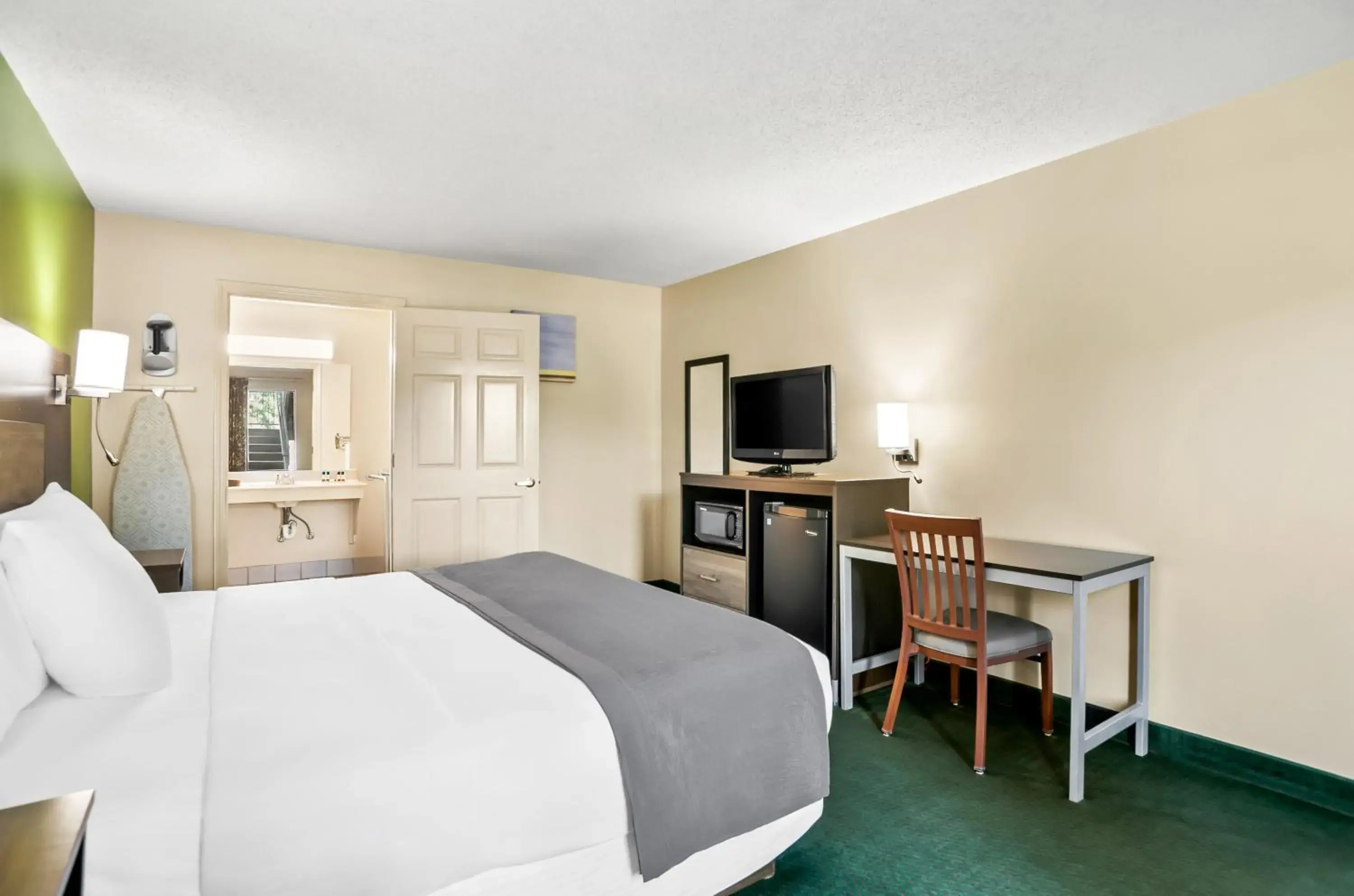 TV and multimedia, Bed in Americas Best Value Inn - Rome TV and multimedia, Bed in Americas Best Value Inn - Rome