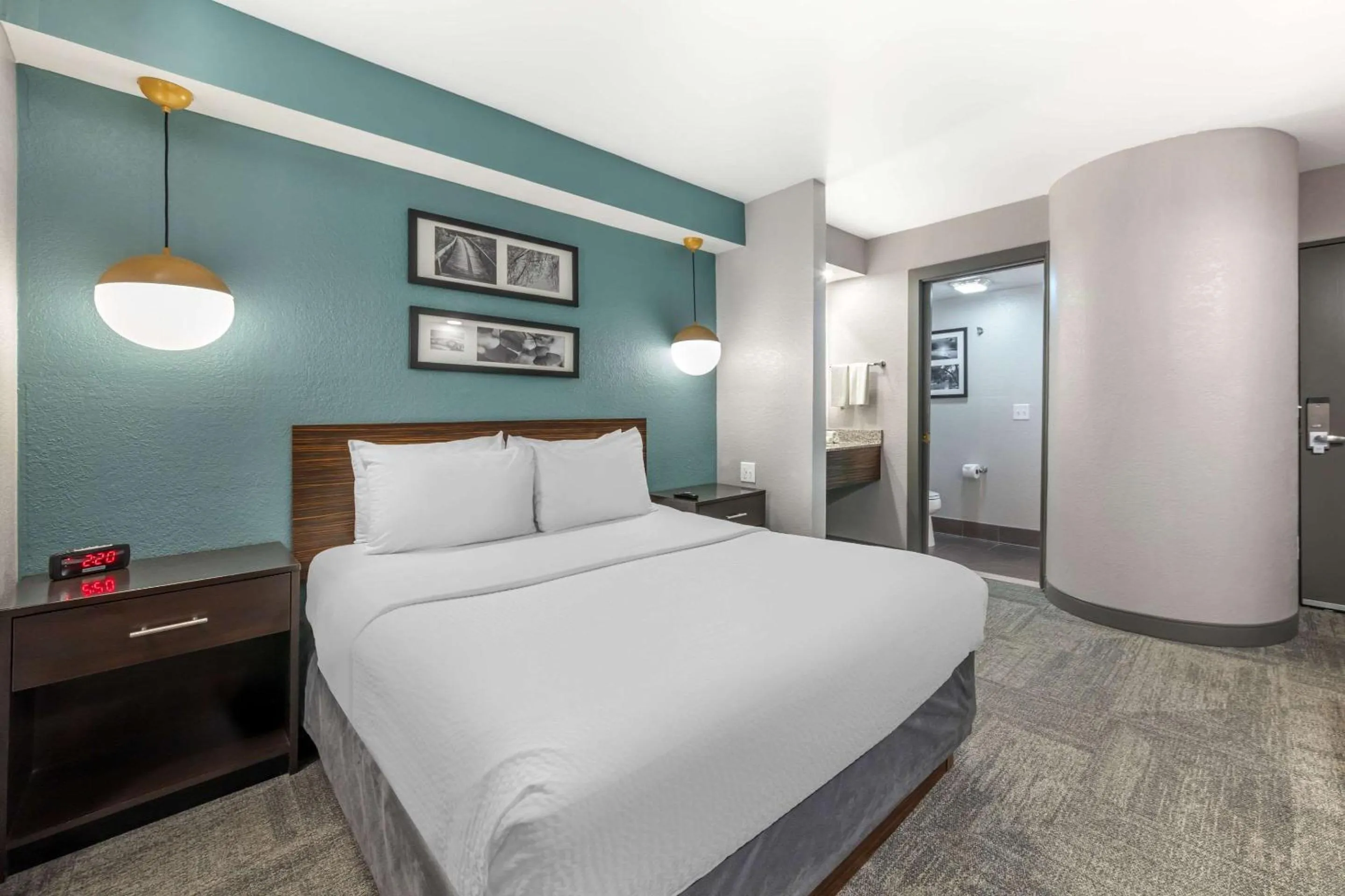 Bedroom, Bed in Sleep Inn Miami Airport