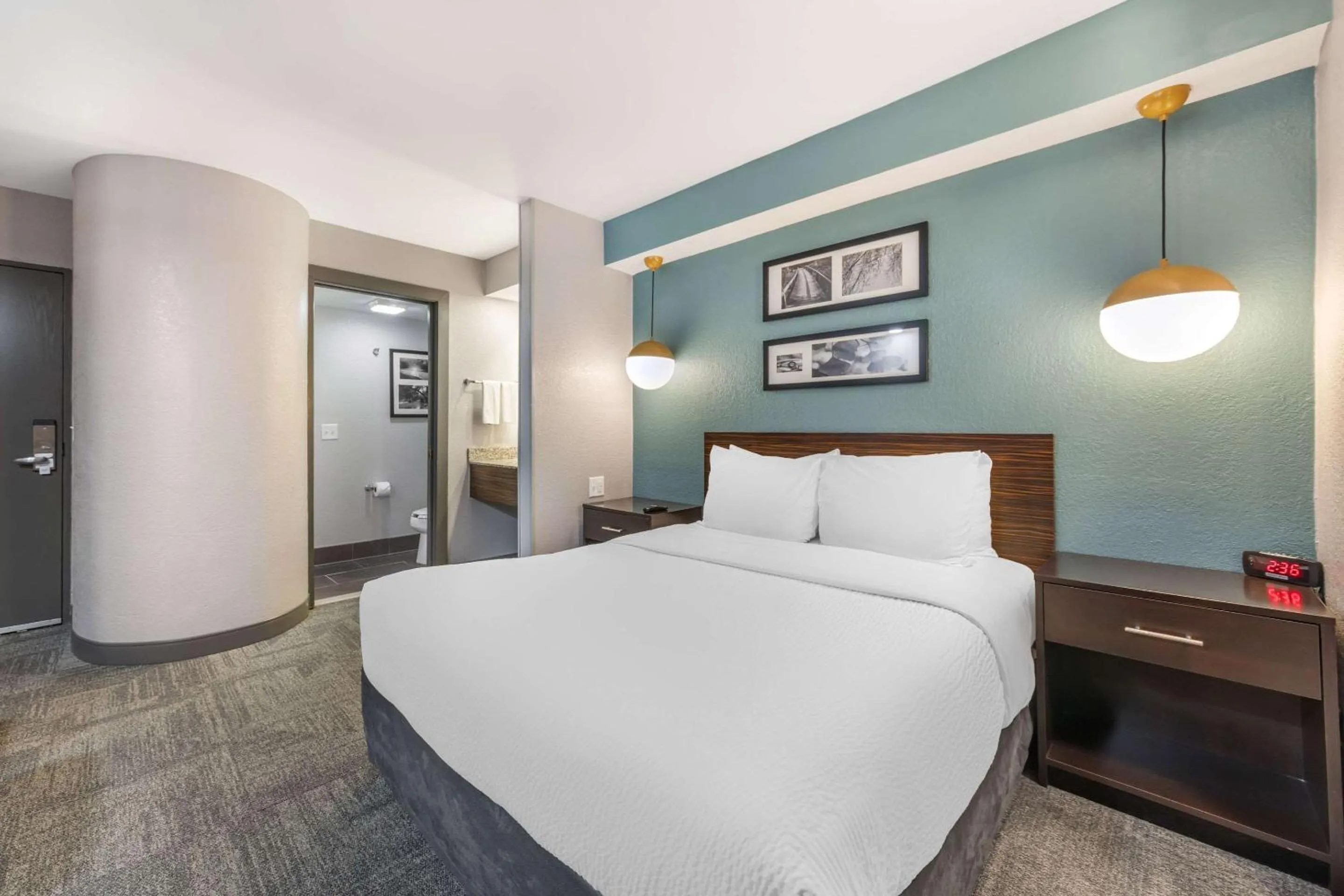 Bedroom, Bed in Sleep Inn Miami Airport