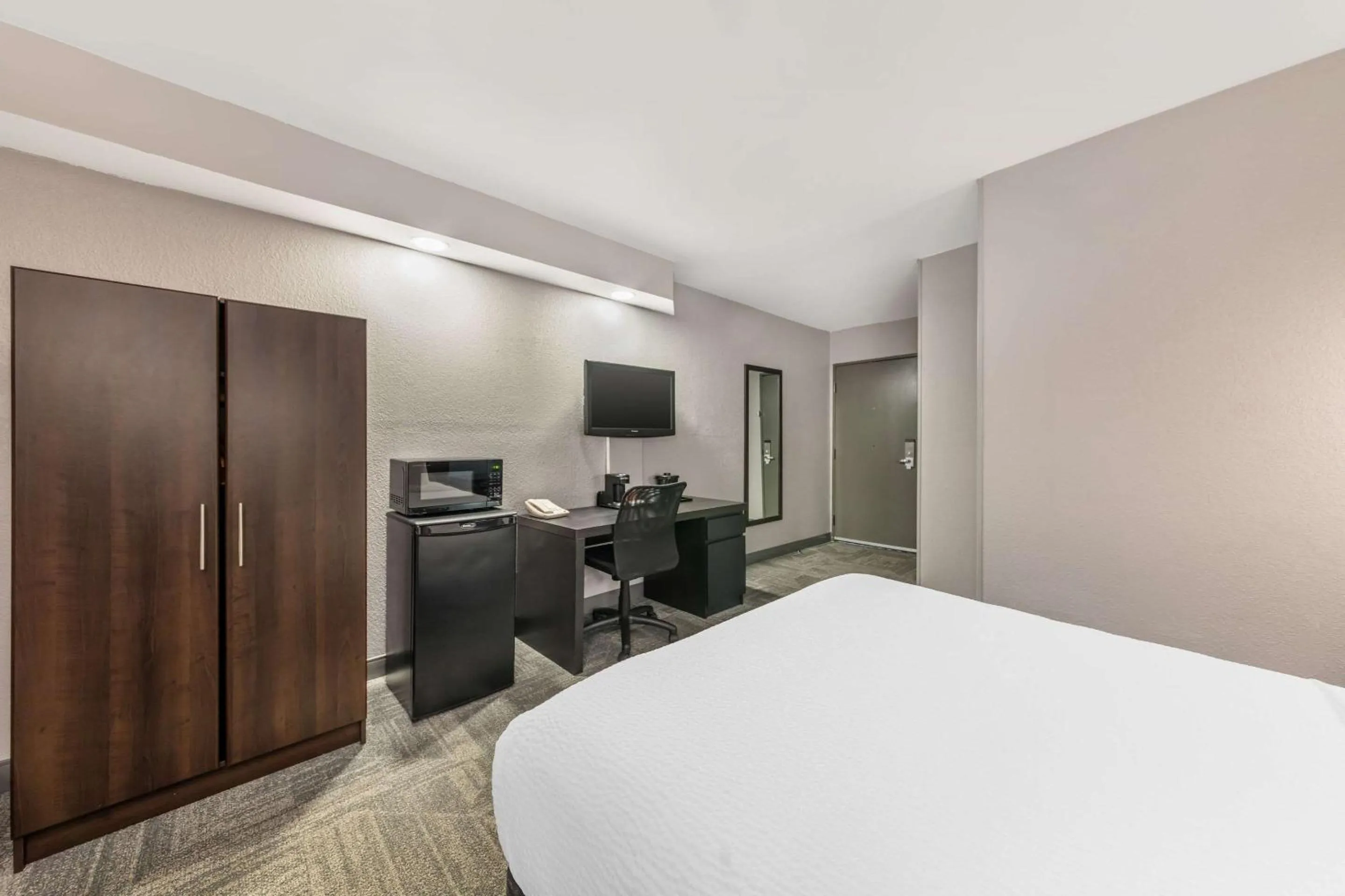 Bedroom, Bed in Sleep Inn Miami Airport