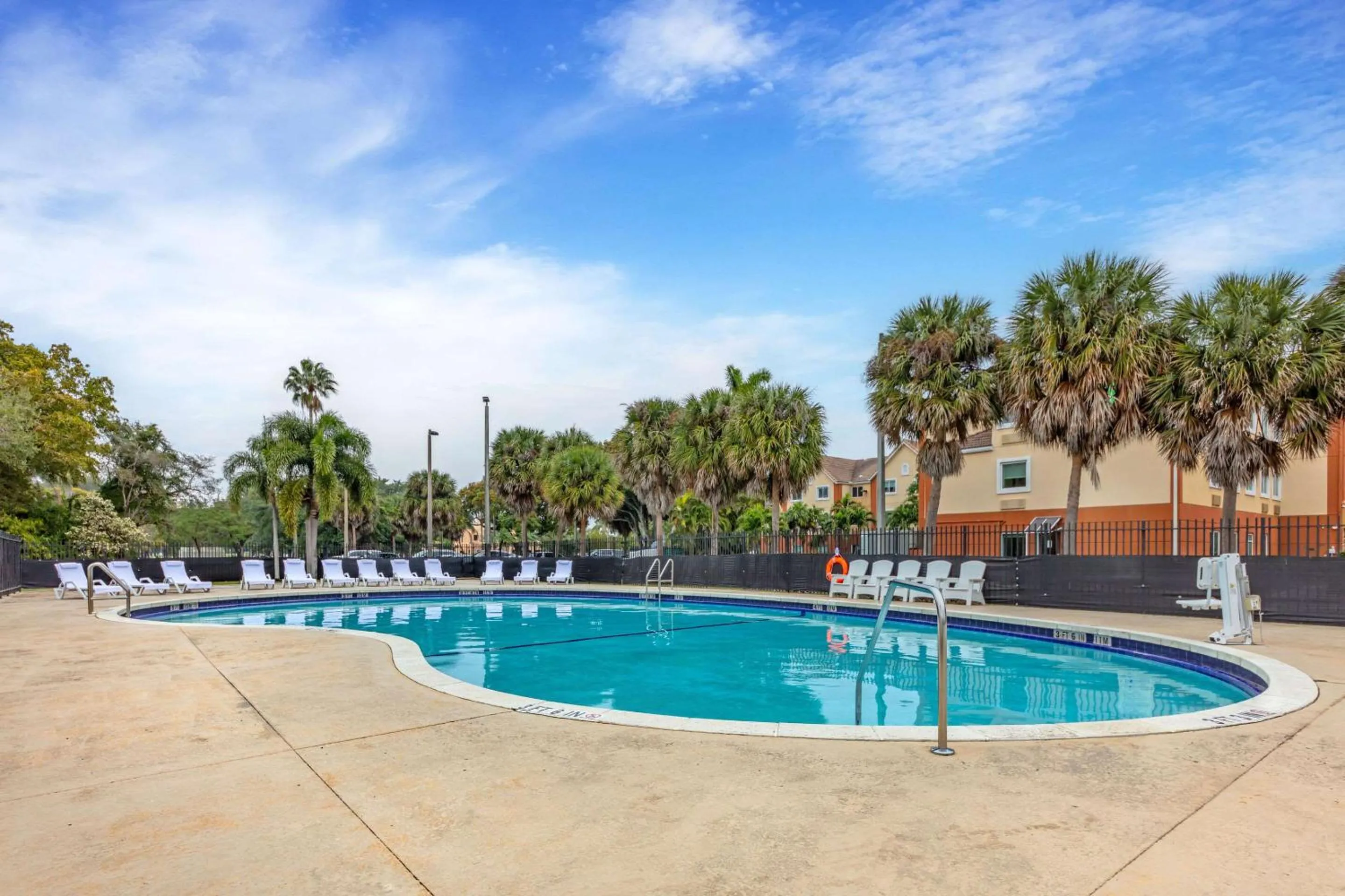 Swimming pool in Sleep Inn Miami Airport
