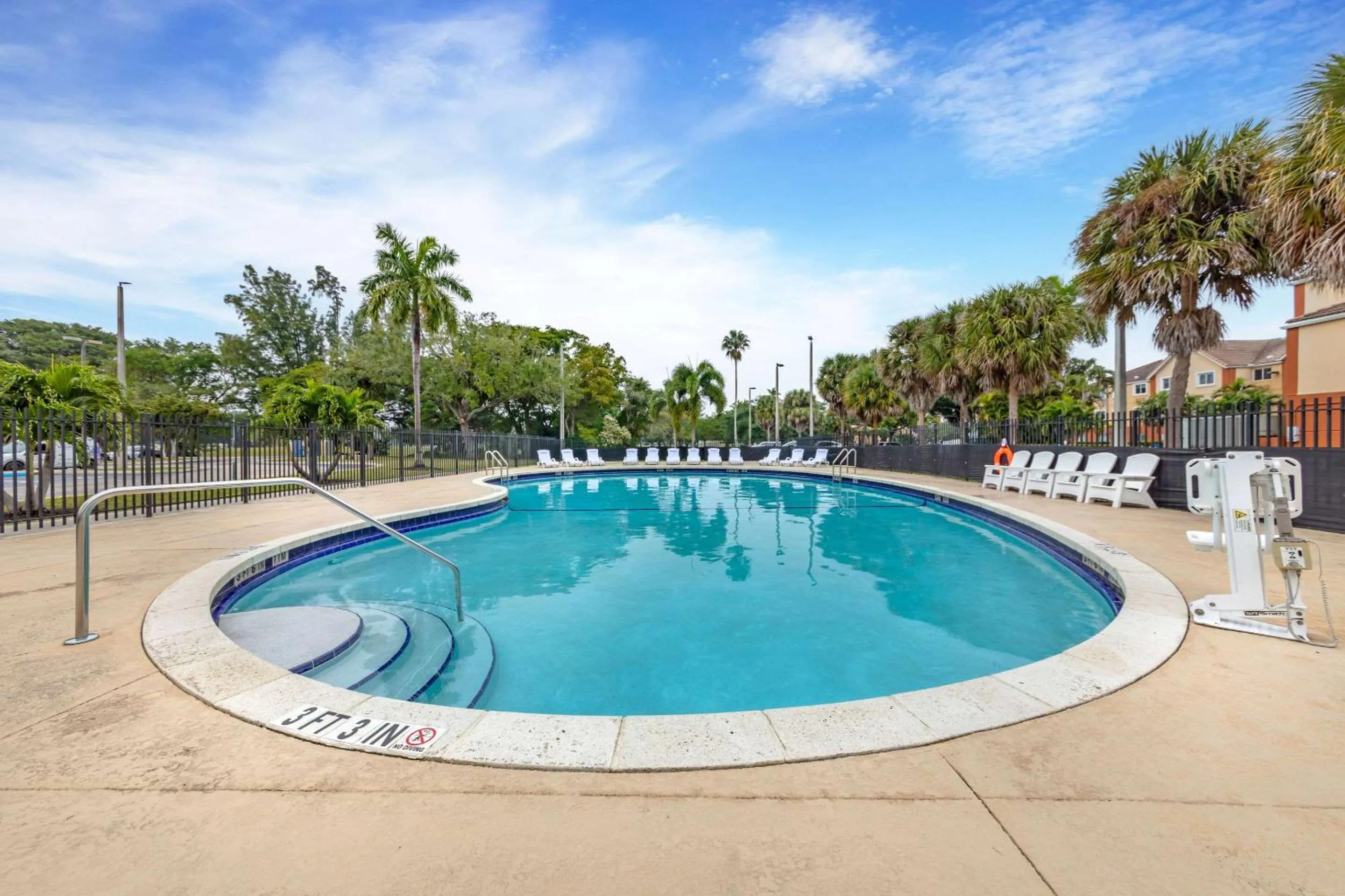 Swimming pool in Sleep Inn Miami Airport