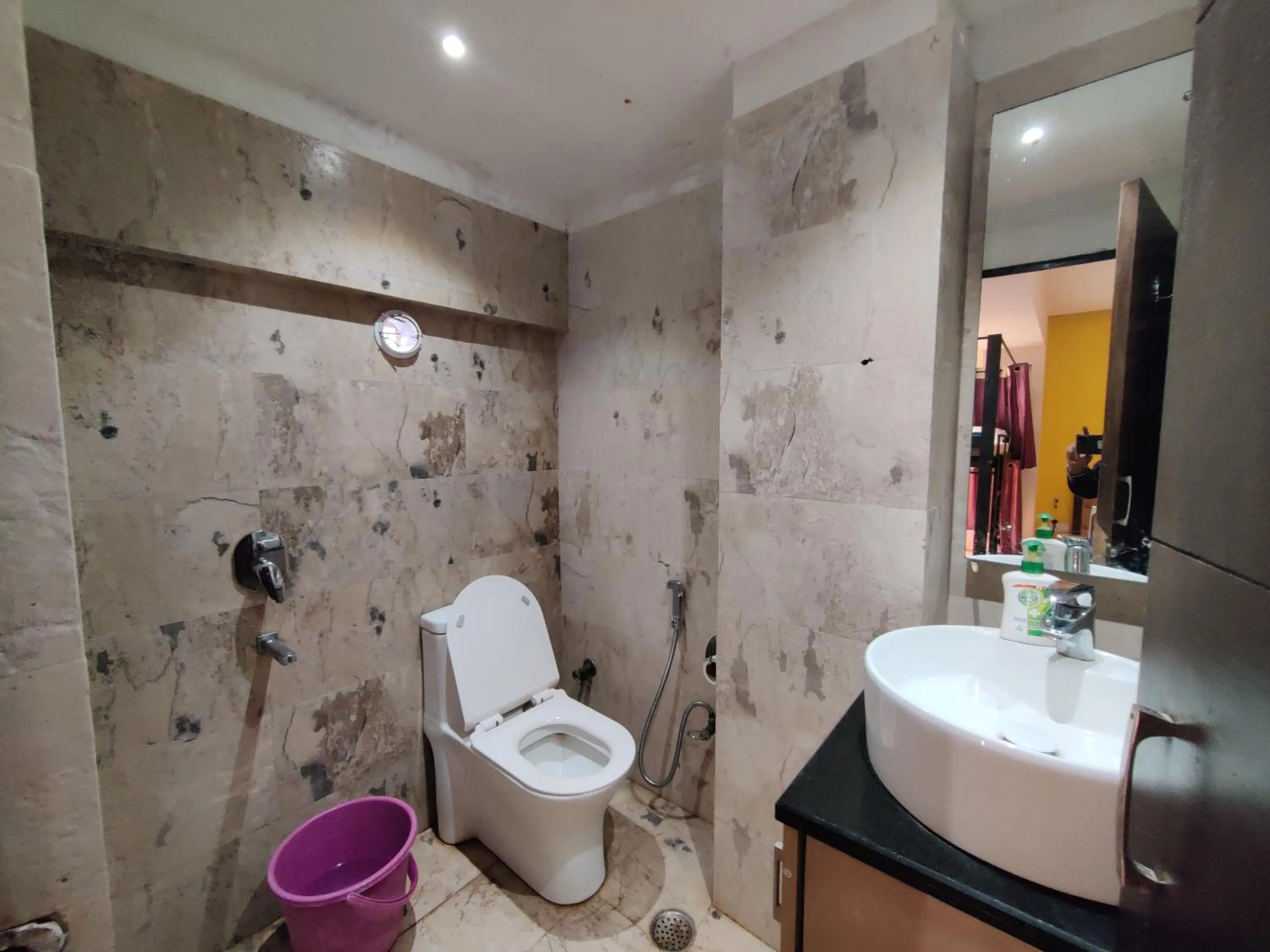 Shower in Joey's Hostel Agra - 200m from Taj Mahal