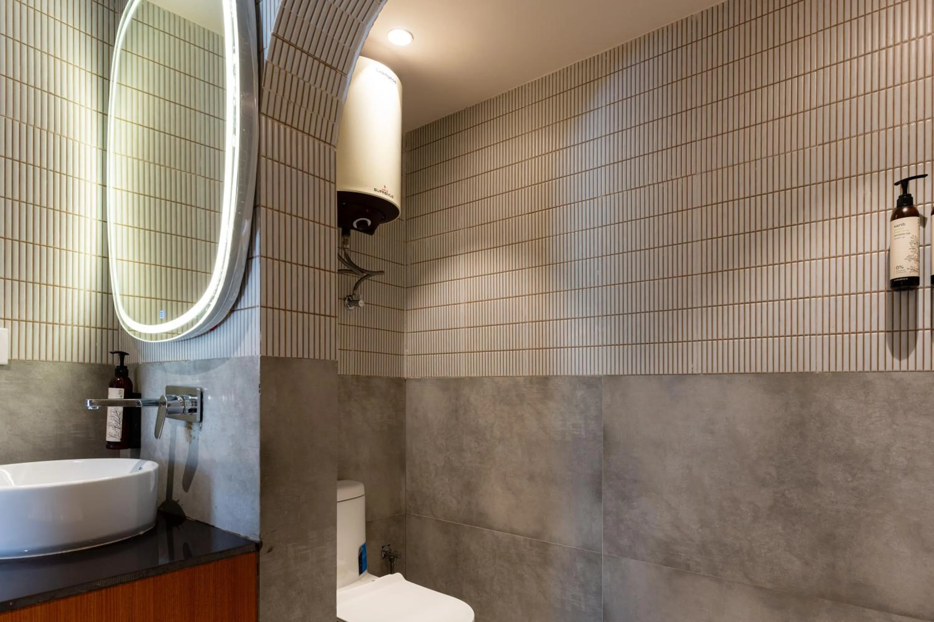 Bathroom in Joey's Hostel Agra - 200m from Taj Mahal