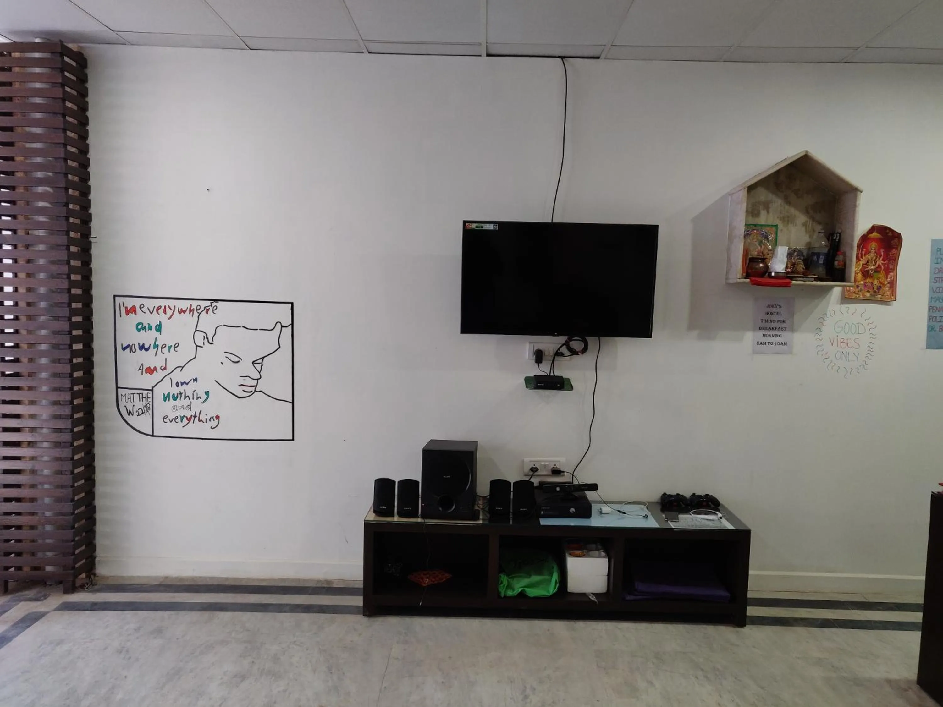 Communal lounge/ TV room in Joey's Hostel Agra - 200m from Taj Mahal